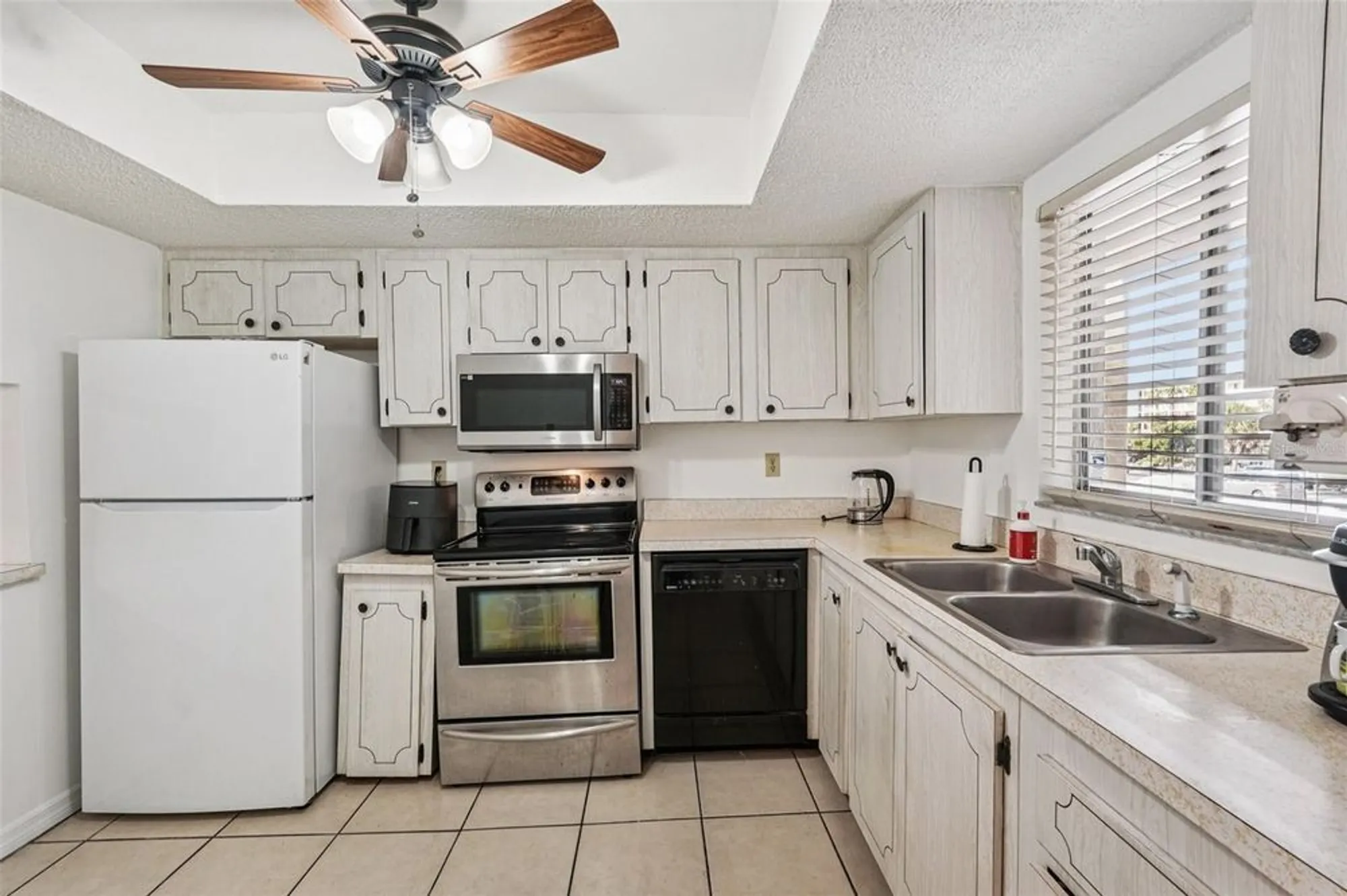 Property Slideshow image 10 of 27 | 3606 lake bayshore dr # k224, Bradenton, FL, 34205