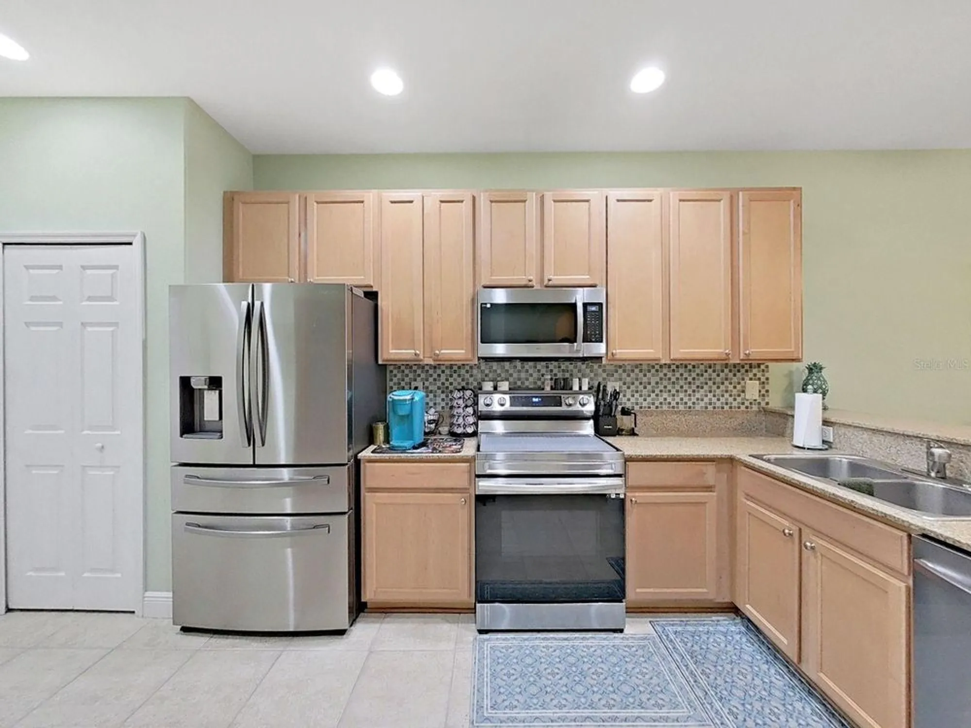 Property Slideshow image 12 of 100 | 303 bluewater falls ct, Apollo Beach, FL, 33572