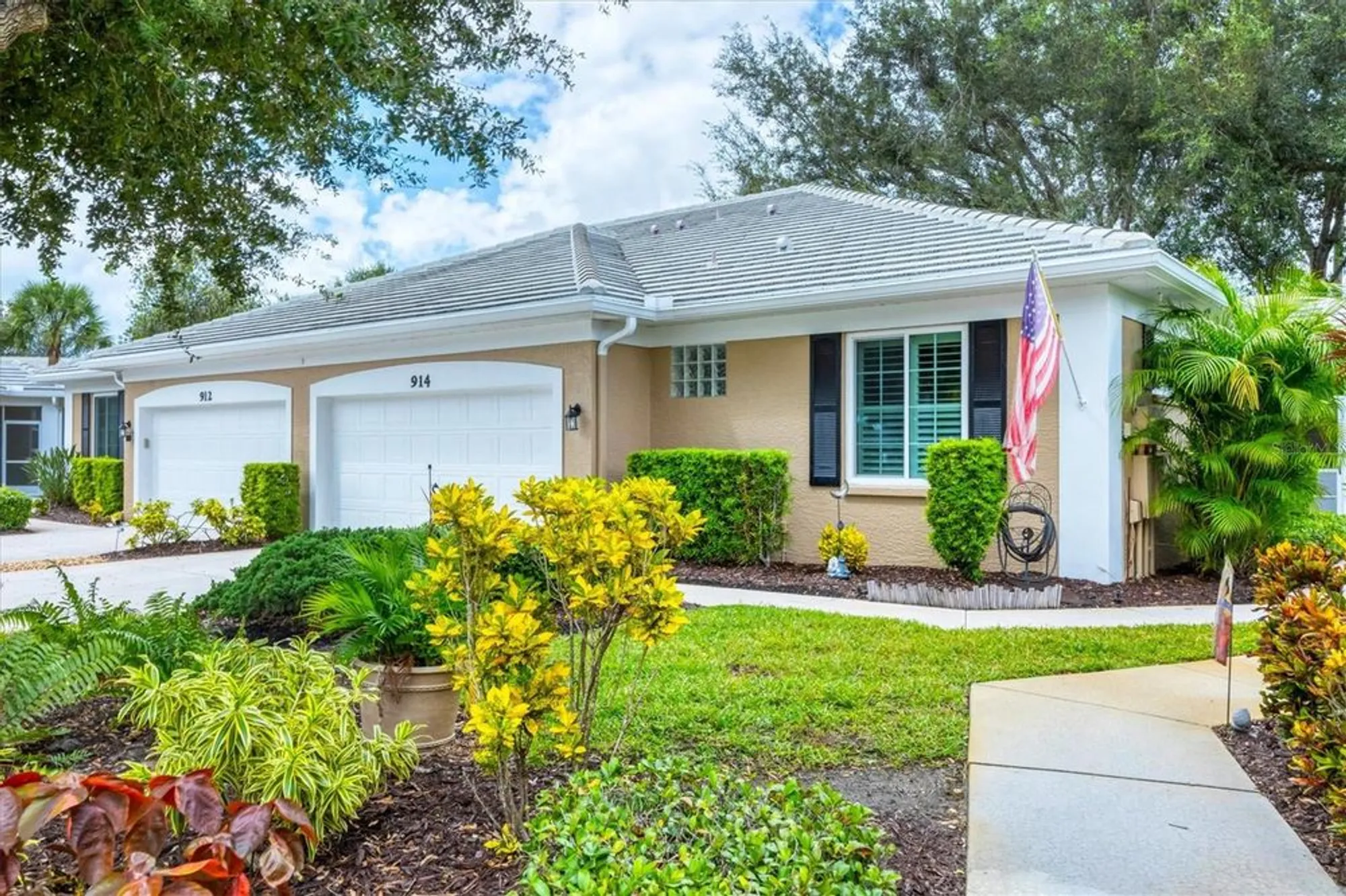 Property Slideshow image 2 of 44 | 914 barclay ct, Venice, FL, 34293