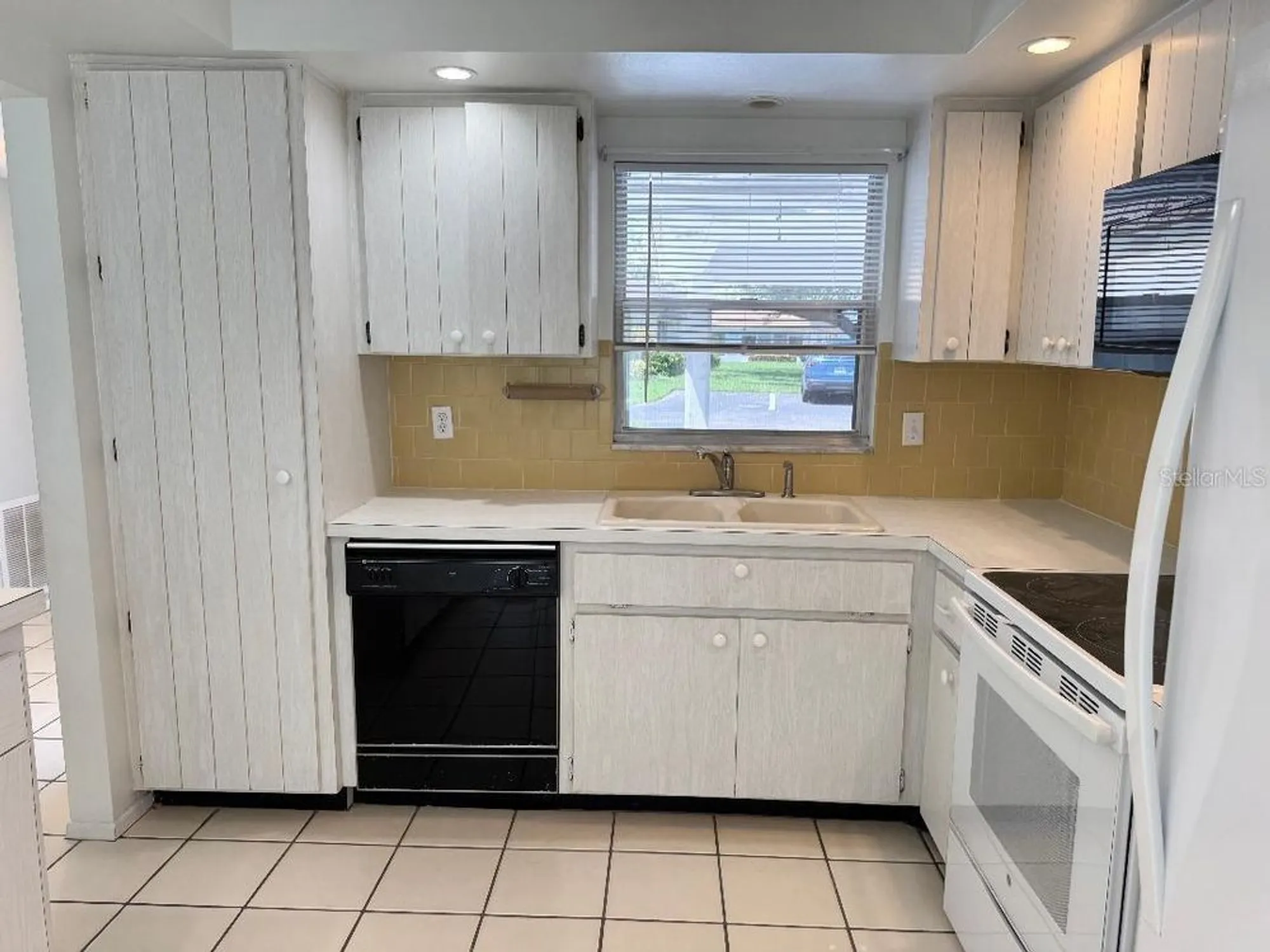Property Slideshow image 7 of 26 | 5531 riverbluff cir # v9, Sarasota, FL, 34231