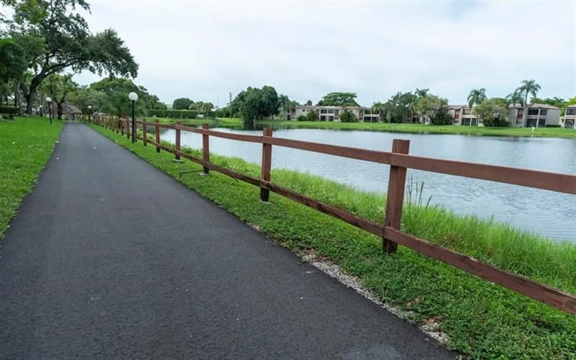 Property Slideshow image 35 of 60 | 900 colony point cir 407, Pembroke Pines, FL, 33026