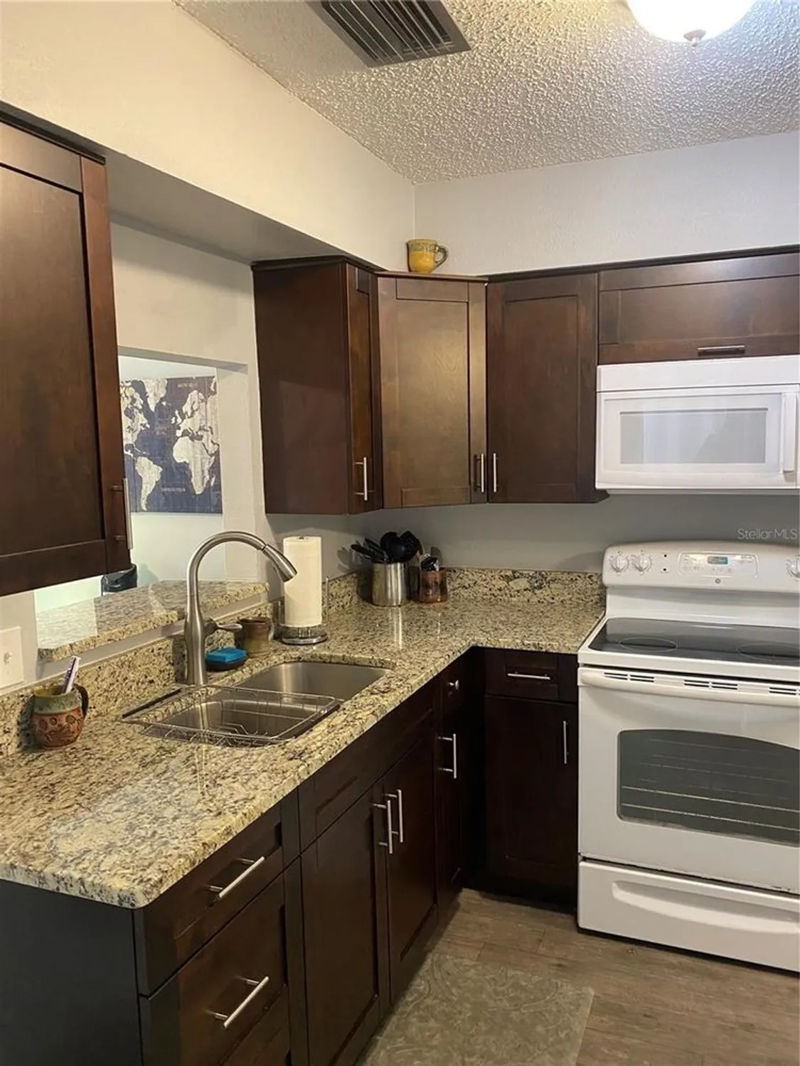 Property Slideshow image 12 of 38 | 832 cambridge ct, Dunedin, FL, 34698