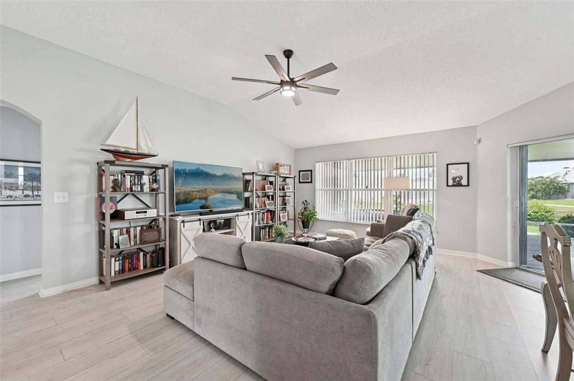 Property Slideshow image 11 of 46 | 2306 emerald lake dr, Sun City Center, FL, 33573