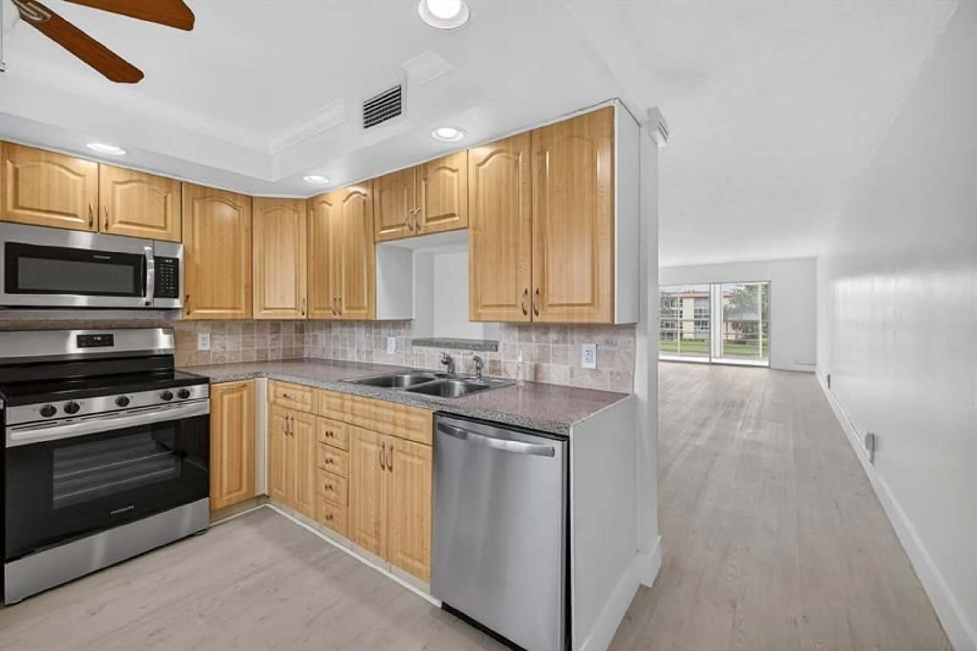 Property Slideshow image 4 of 24 | 2902 victoria cir g3, Coconut Creek, FL, 33066