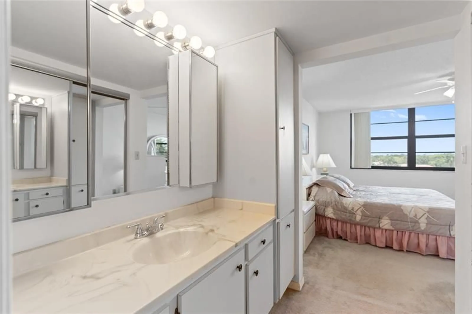 Property Slideshow image 14 of 38 | 900 colony point cir 511, Pembroke Pines, FL, 33026