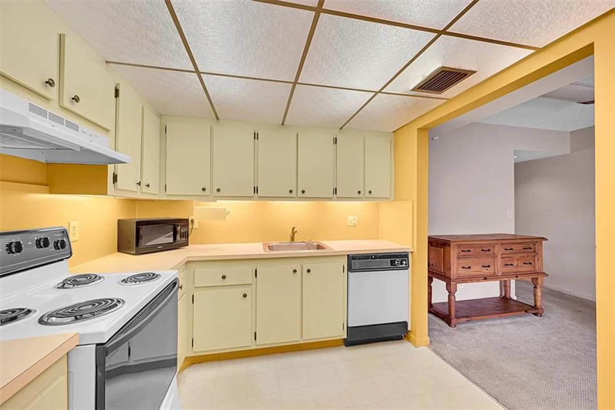 Property Slideshow image 2 of 26 | 1901 bermuda cir f2, Coconut Creek, FL, 33066