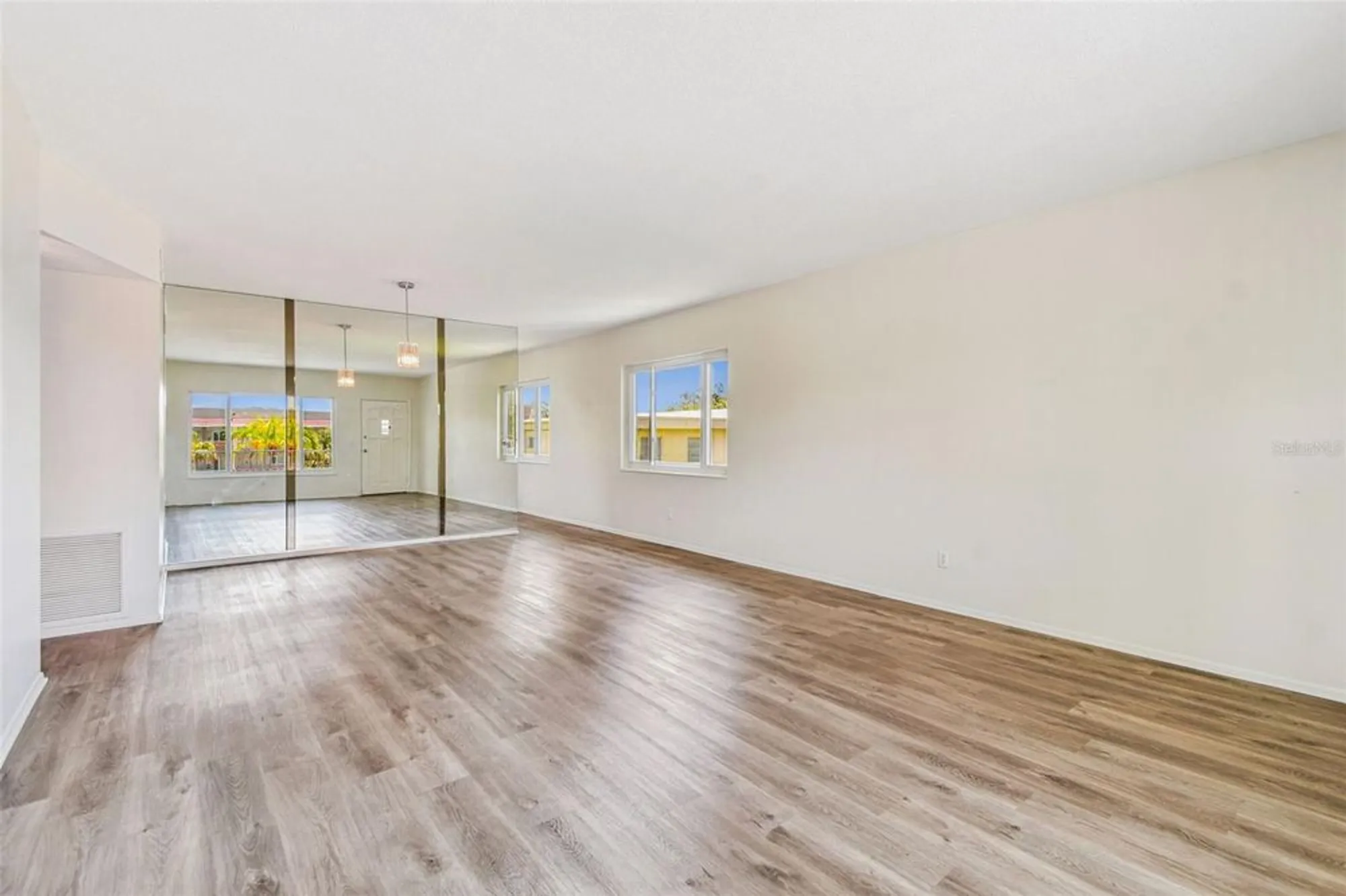 Property Slideshow image 10 of 55 | 2071 australia way 59, Clearwater, FL, 33763