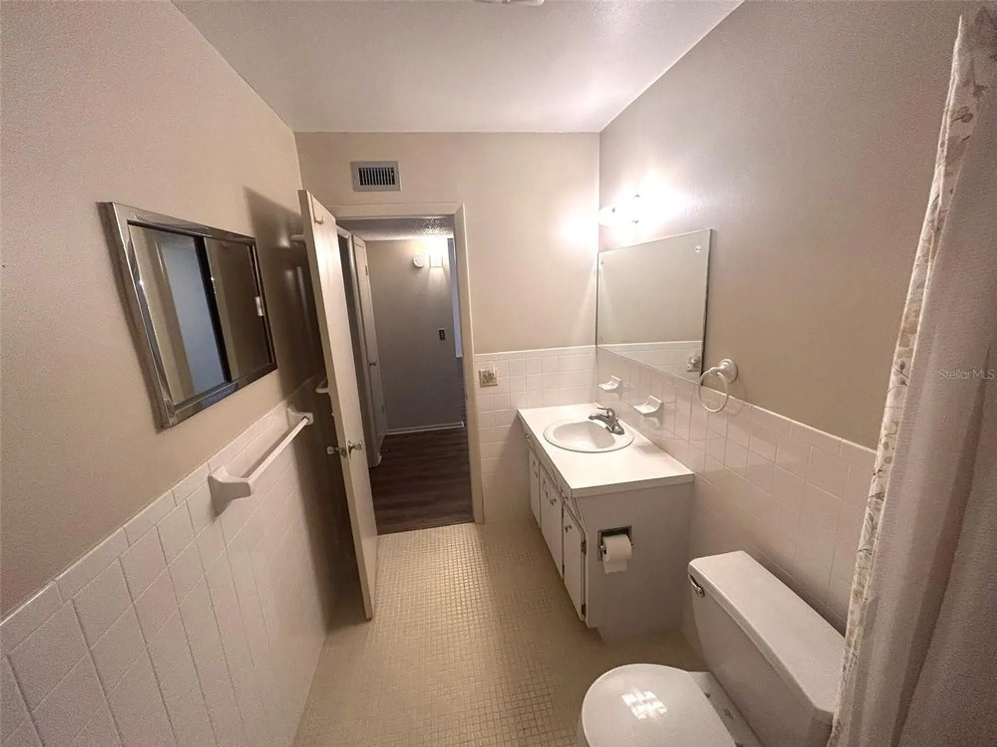 Property Slideshow image 24 of 55 | 2402 ecuadorian way apt 18, Clearwater, FL, 33763