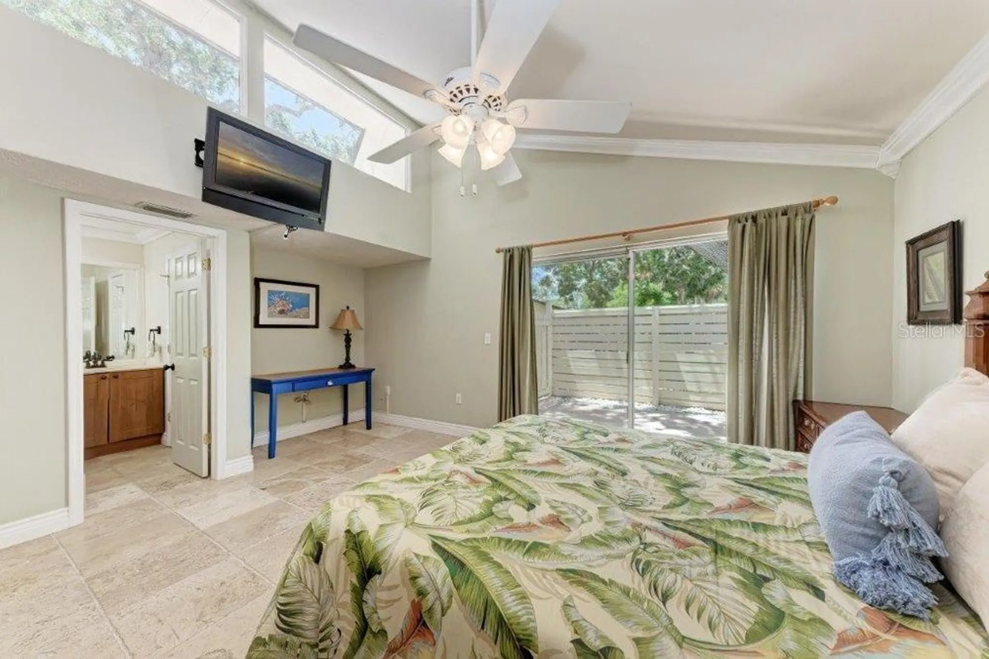 Property Slideshow image 14 of 31 | 2237 circlewood dr 18, Sarasota, FL, 34231