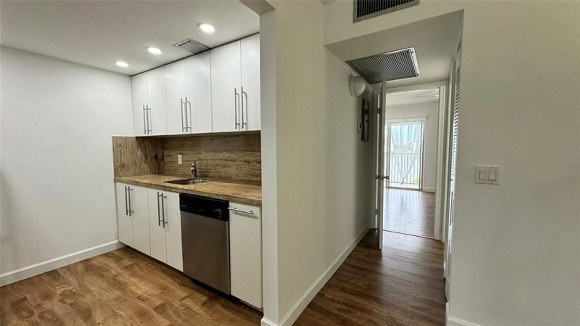 Property Slideshow image 7 of 26 | 300 sw 134th way apt 304e, Pembroke Pines, FL, 33027