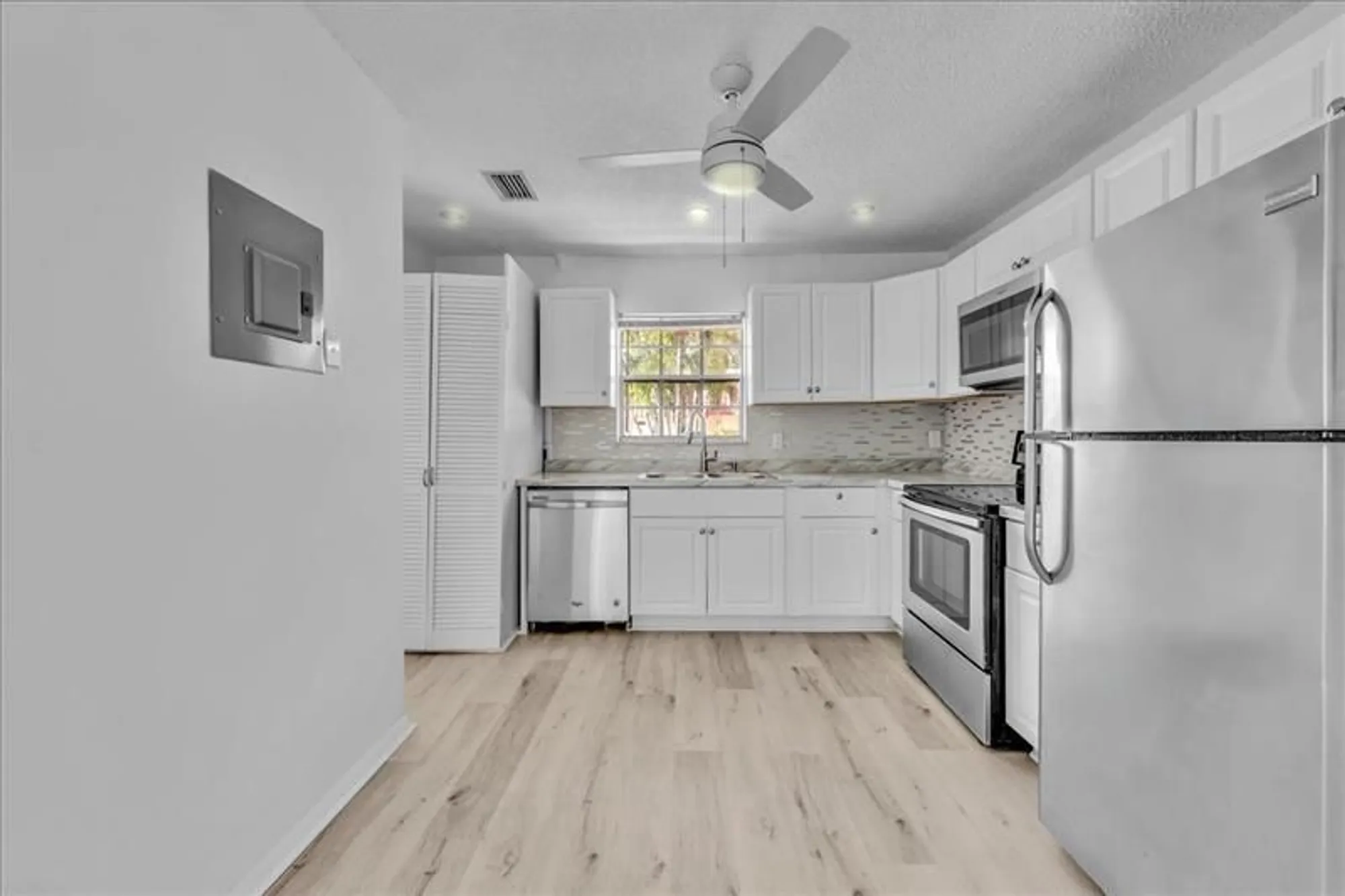 Property Slideshow image 8 of 38 | 123 amherst ln # 123, Lake Worth, FL, 33467