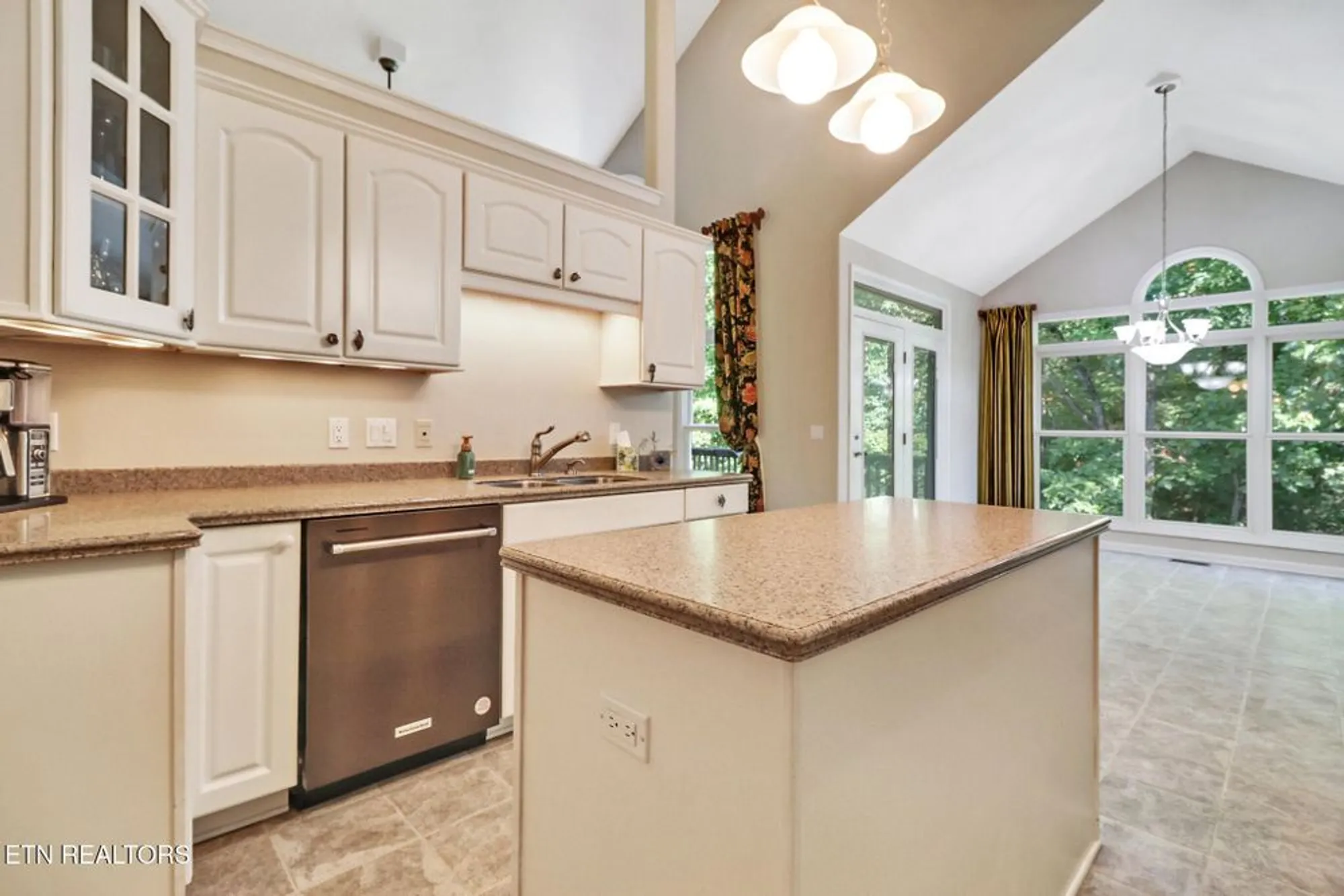 Property Slideshow image 17 of 52 | 123 lafayette pt apt 1, Crossville, TN, 38558