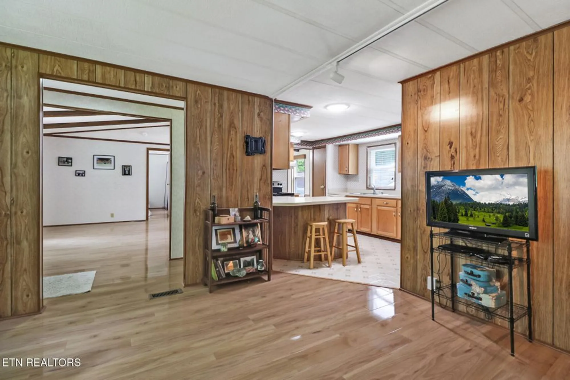 Property Slideshow image 18 of 28 | 20 robin hood ln, Crossville, TN, 38558