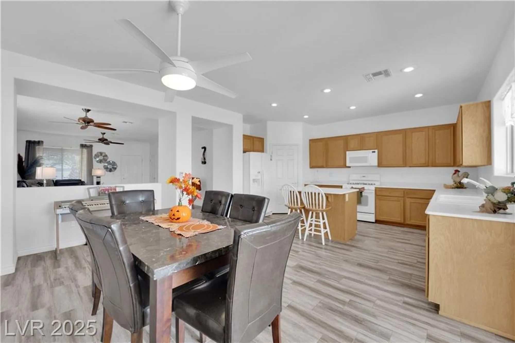 Property Slideshow image 10 of 34 | 2077 wildwood lake st, Henderson, NV, 89052