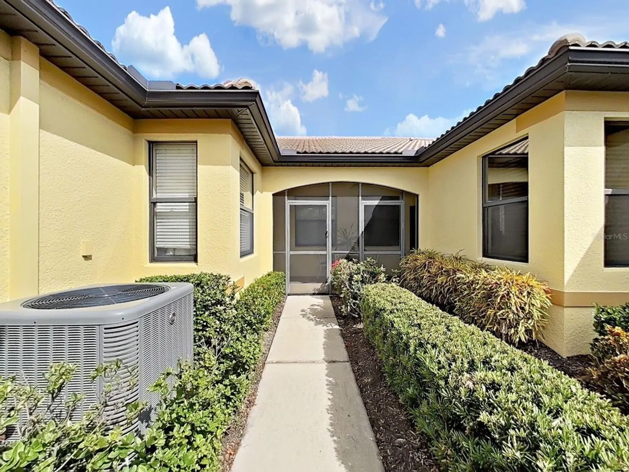 Property Slideshow image 3 of 100 | 303 bluewater falls ct, Apollo Beach, FL, 33572