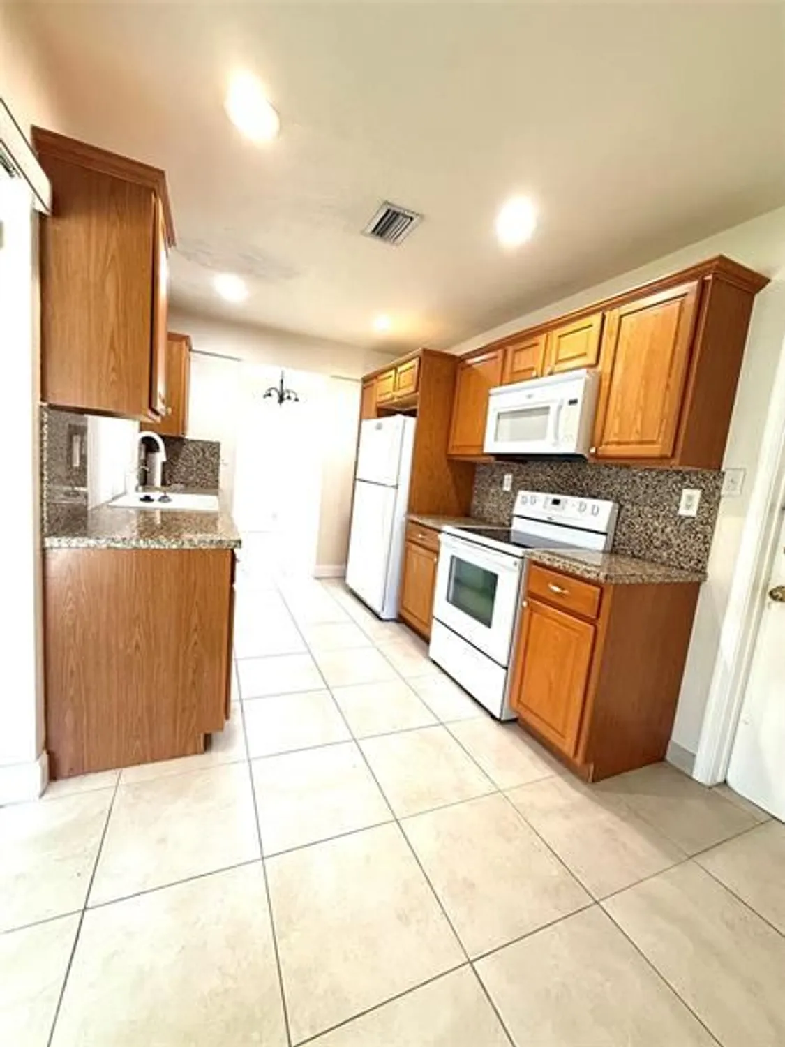 Property Slideshow image 11 of 19 | 4605 nw 49th st, Tamarac, FL, 33319