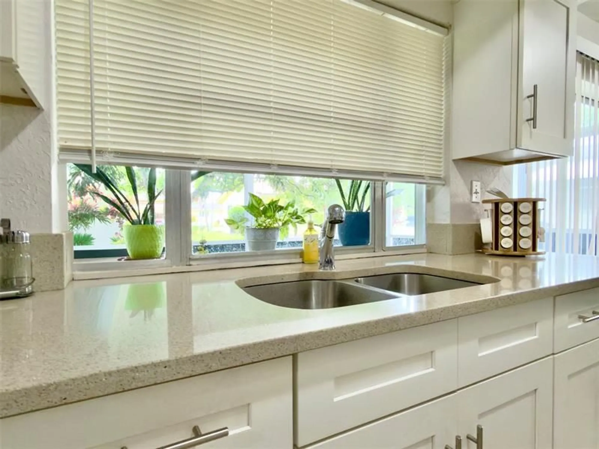 Property Slideshow image 10 of 27 | 4510 nw 46th st, Tamarac, FL, 33319