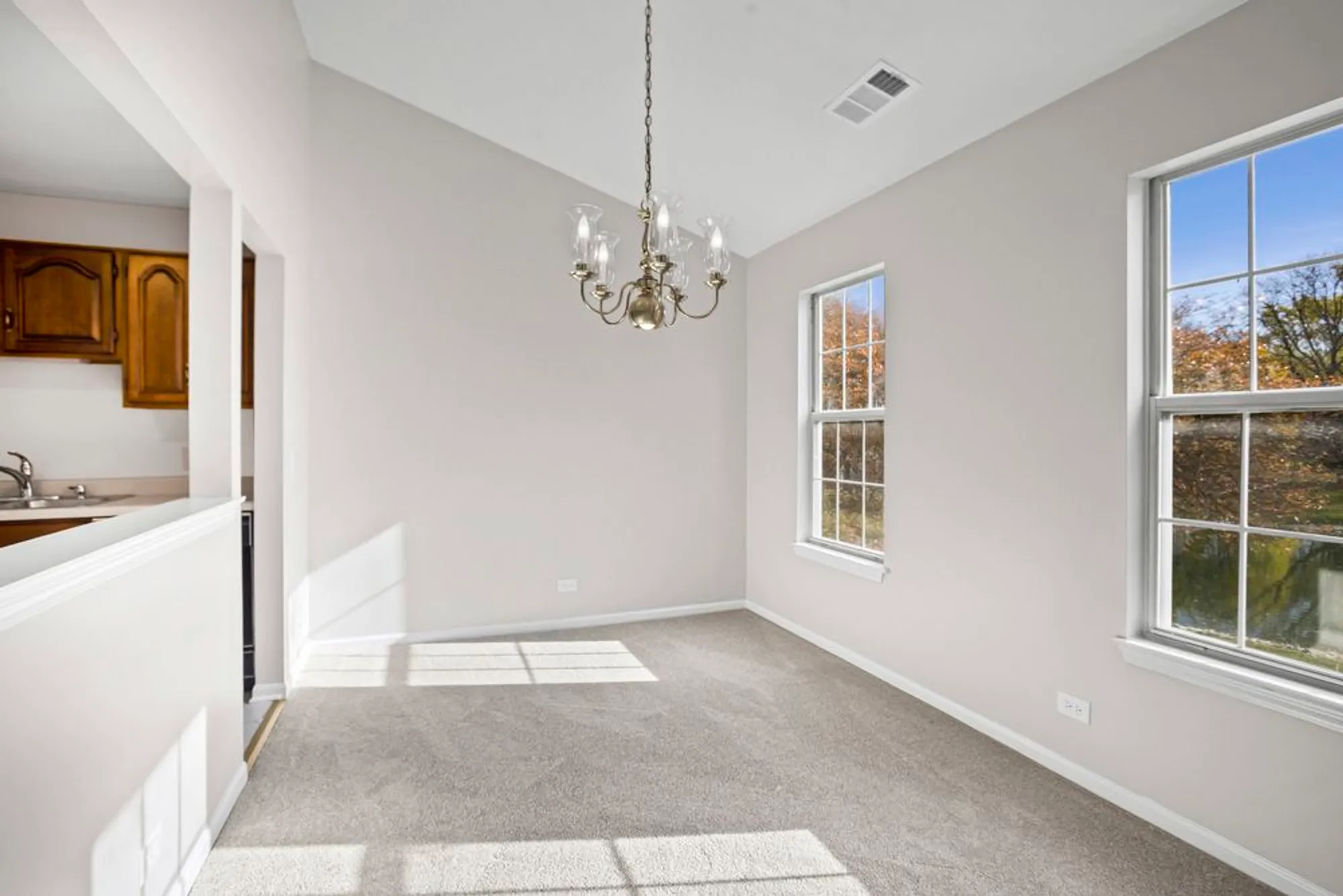 Property Slideshow image 5 of 23 | 109 rob roy ln c, Prospect Heights, IL, 60070