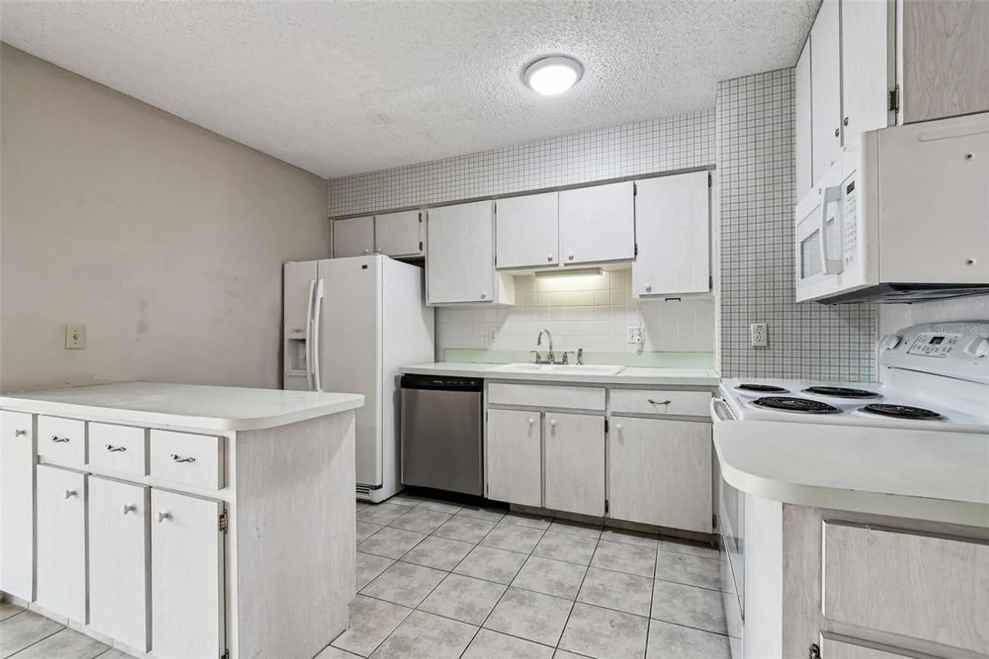 Property Slideshow image 24 of 100 | 1803 pineapple palm ct, Sun City Center, FL, 33573