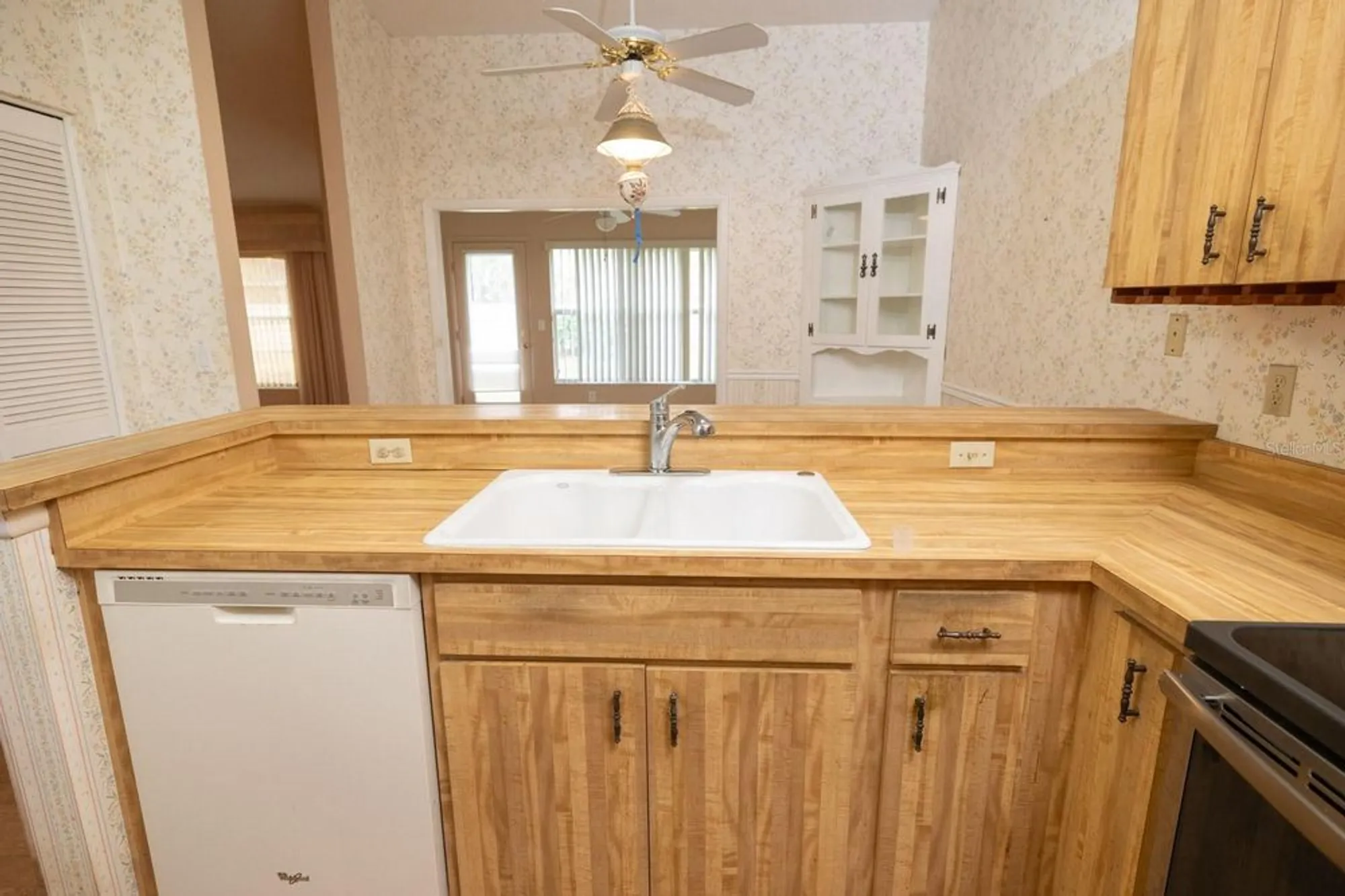 Property Slideshow image 18 of 58 | 4018 oakhurst dr 3181, Sarasota, FL, 34233