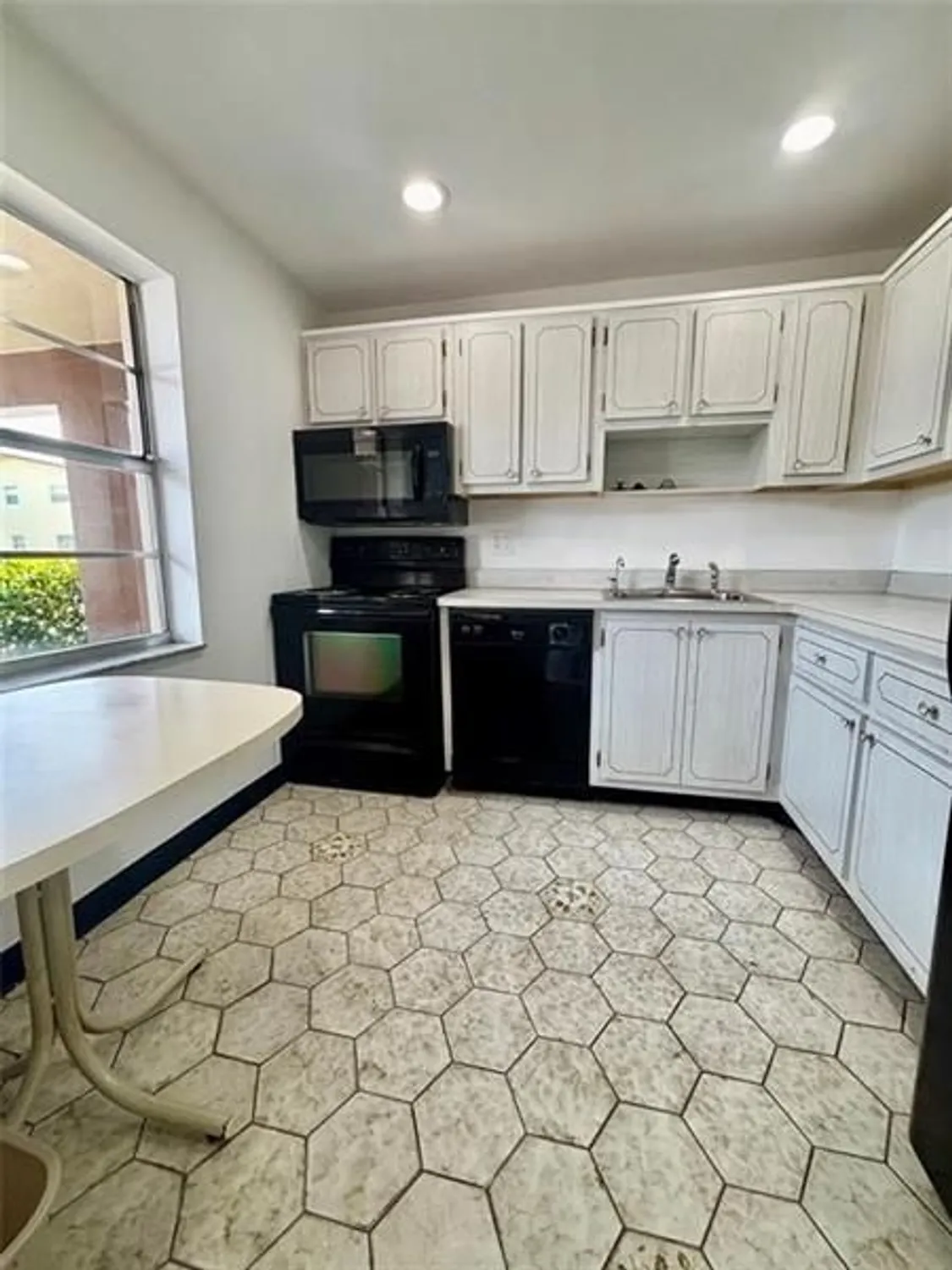 Property Slideshow image 29 of 32 | 7600 nw 5th pl apt 102, Margate, FL, 33063