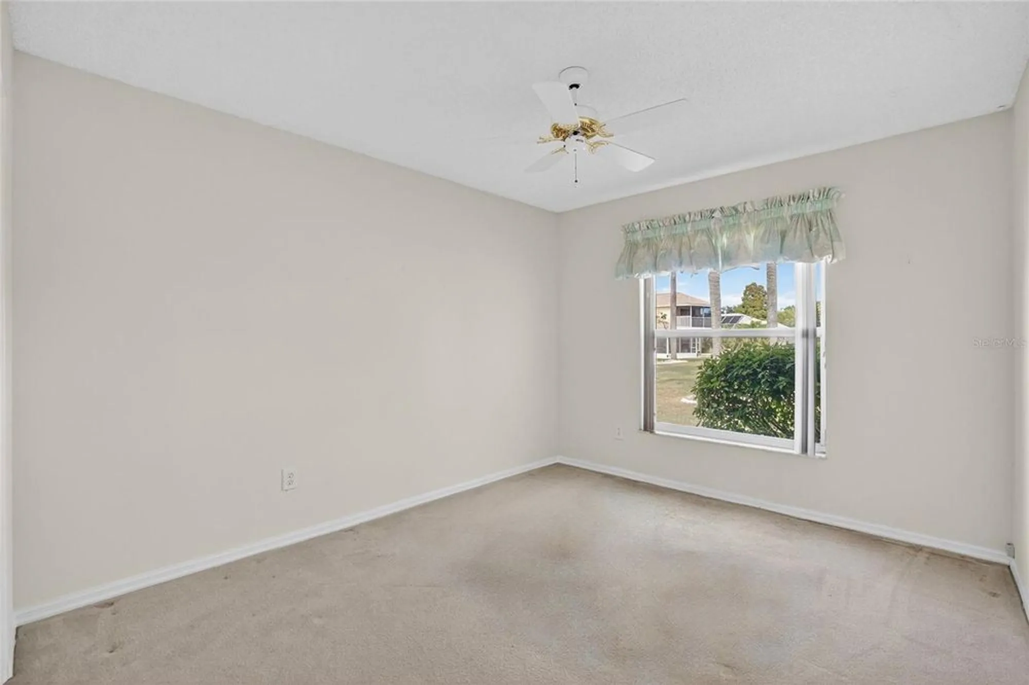 Property Slideshow image 15 of 50 | 331 caloosa palms ct, Sun City Center, FL, 33573