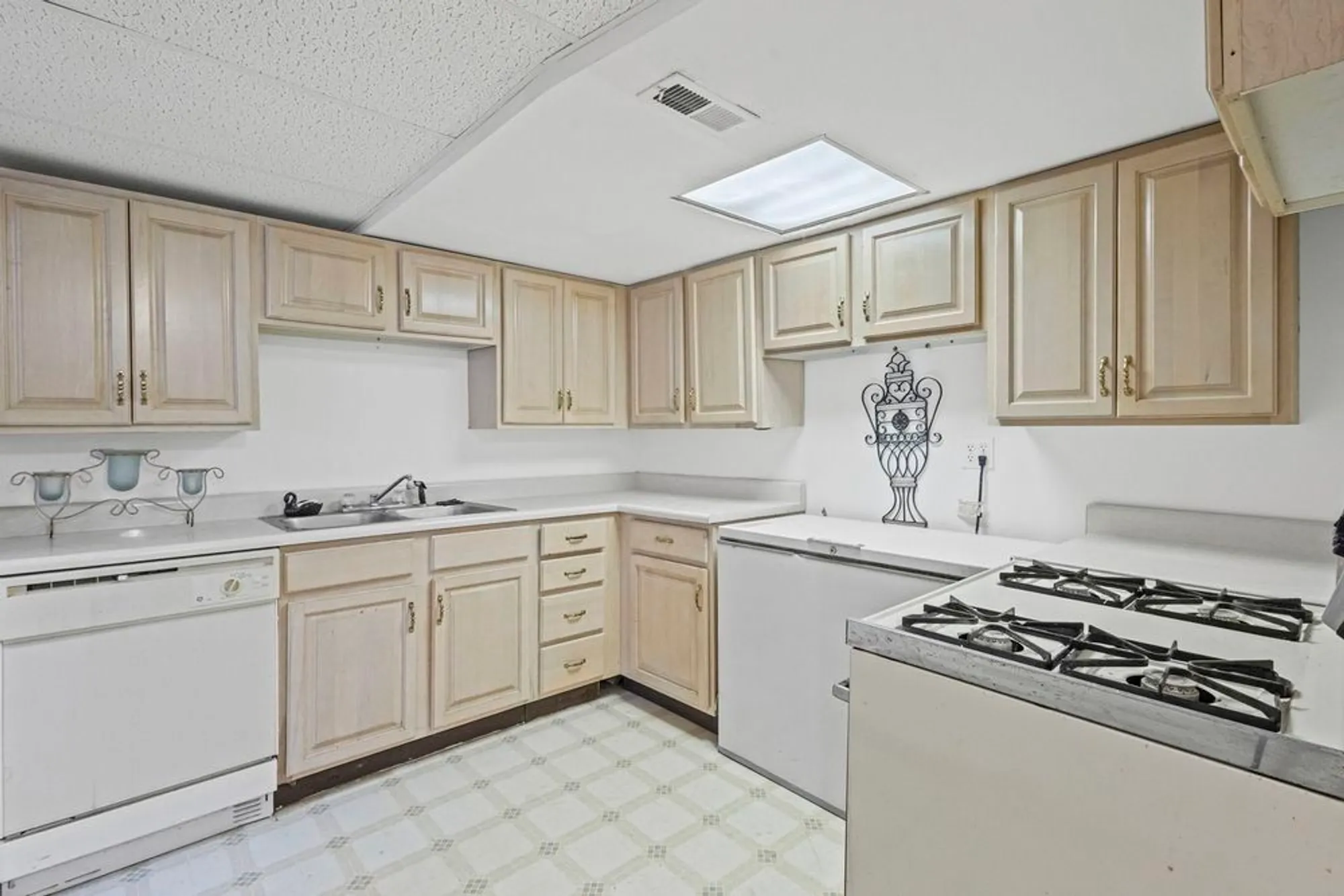 Property Slideshow image 22 of 29 | 21220 silktree cir, Plainfield, IL, 60544