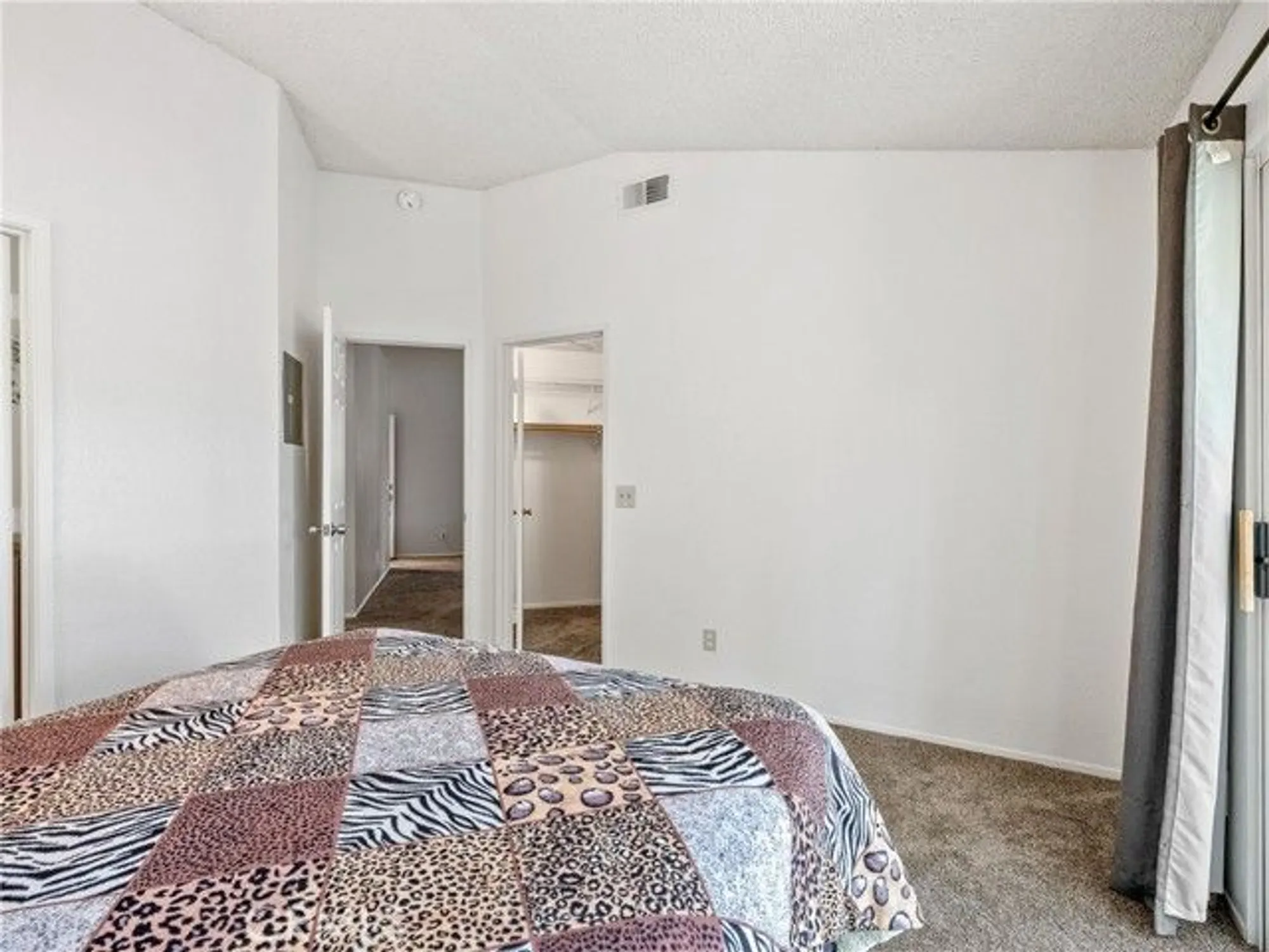 Property Slideshow image 9 of 19 | 19135 palo verde dr, Apple Valley, CA, 92308