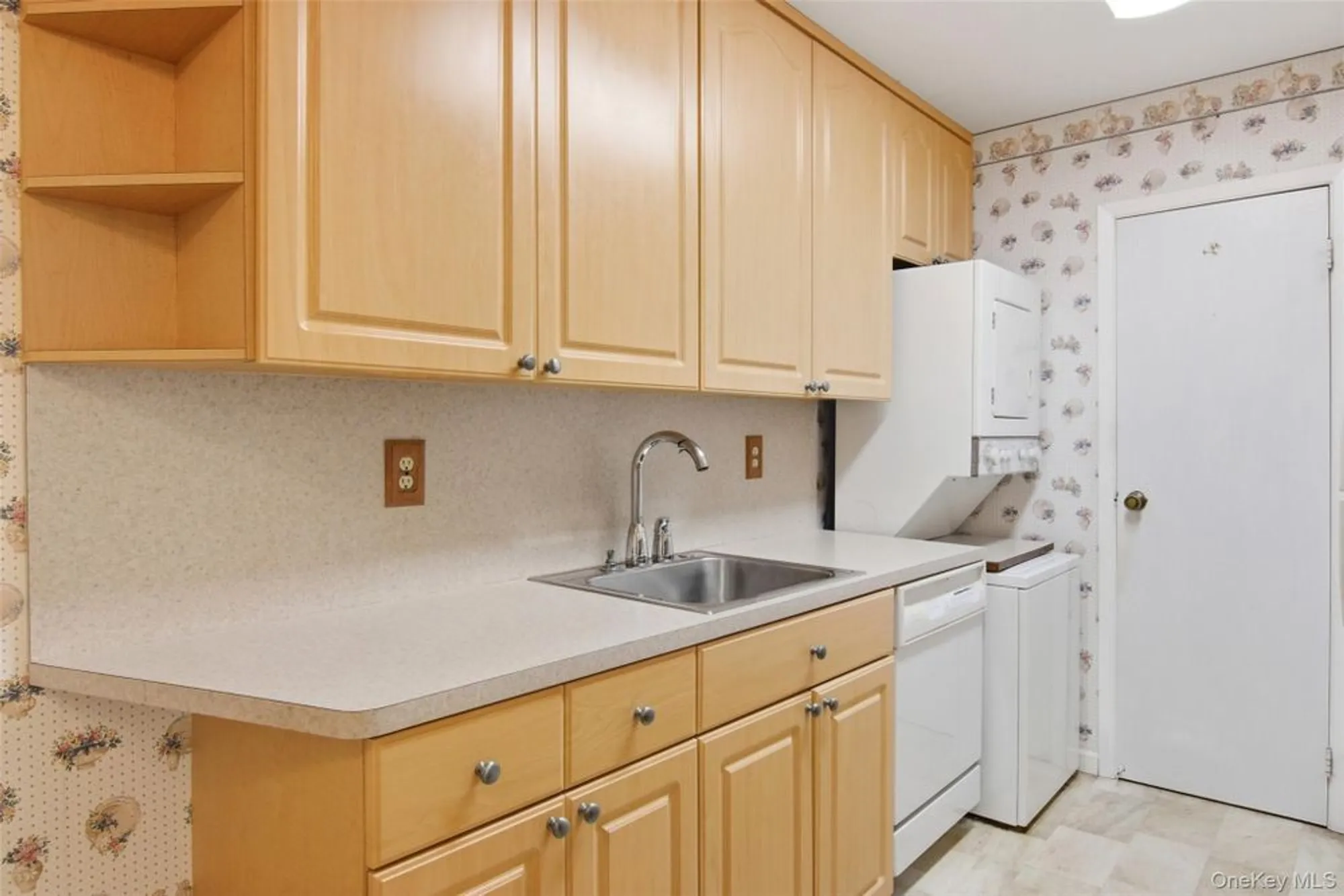 Property Slideshow image 16 of 24 | 607 cabot ct 607, Smithtown, NY, 11780