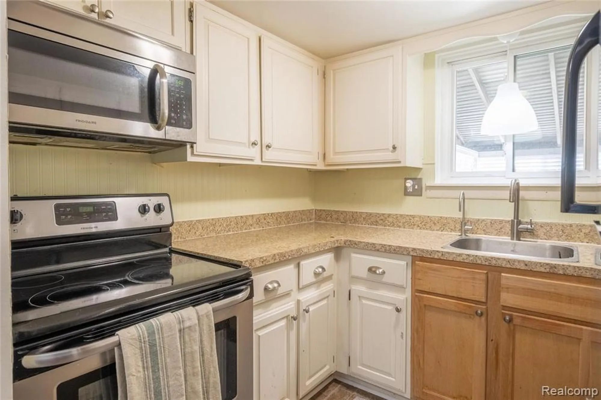 Property Slideshow image 3 of 36 | 61021 heritage blvd # 4, South Lyon, MI, 48178