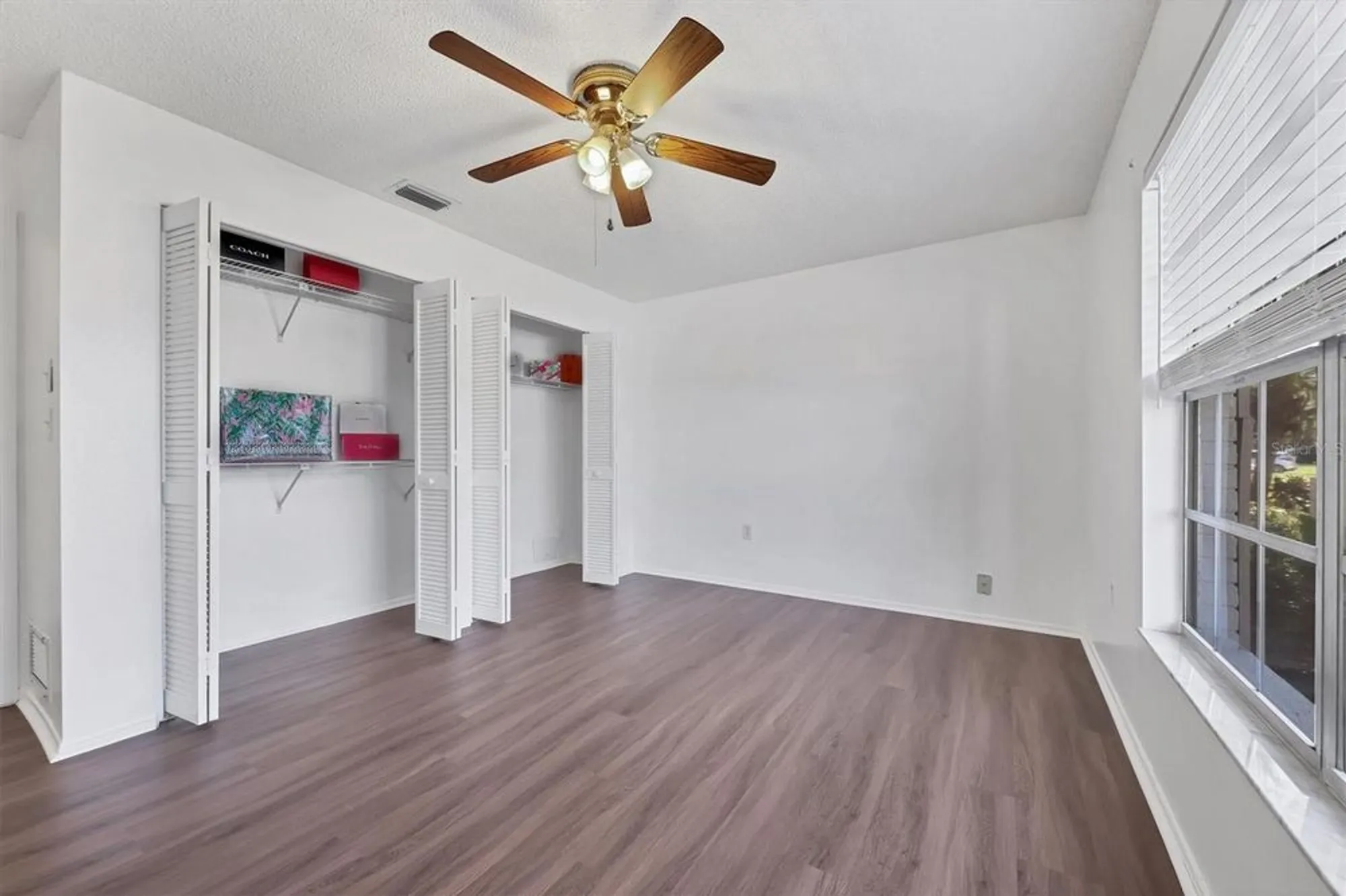 Property Slideshow image 27 of 44 | 4247 oakhurst cir 3033, Sarasota, FL, 34233