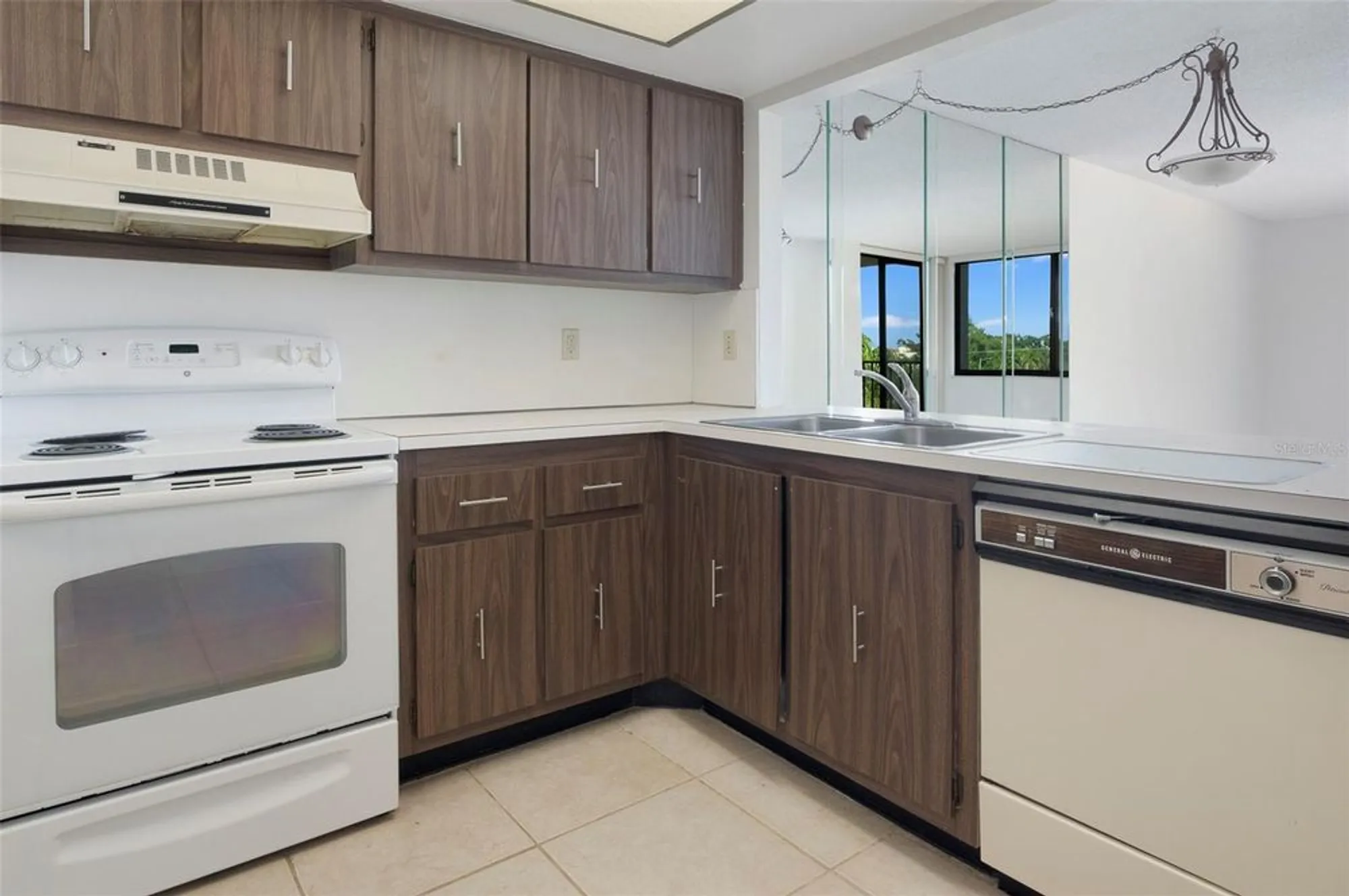 Property Slideshow image 3 of 27 | 6104 palma del mar blvd s apt 405, Saint Petersburg, FL, 33715