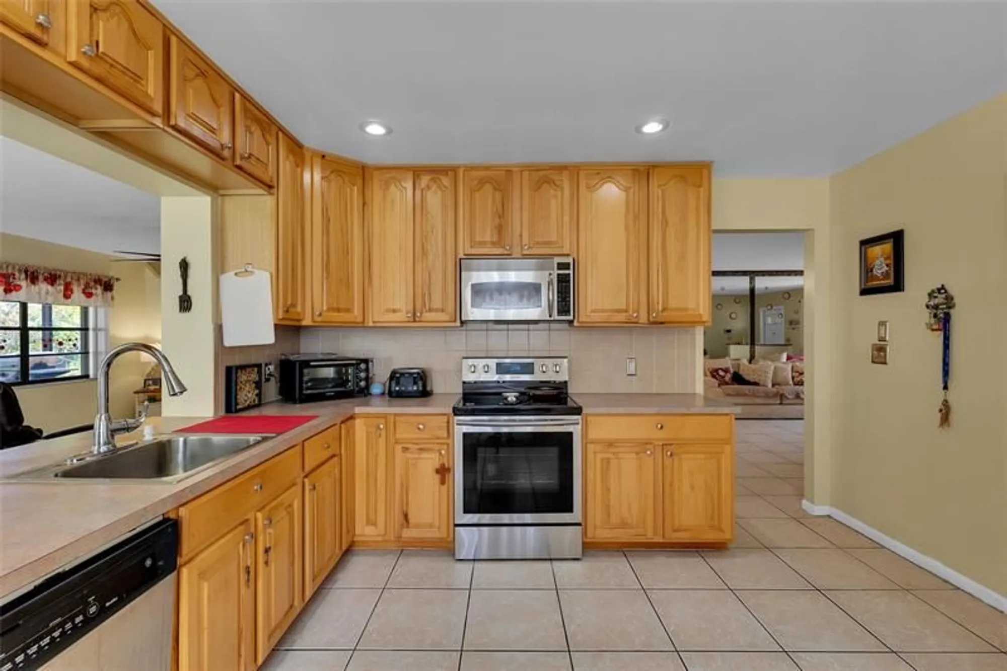 Property Slideshow image 34 of 50 | 9802 nw 75th ct, Tamarac, FL, 33321