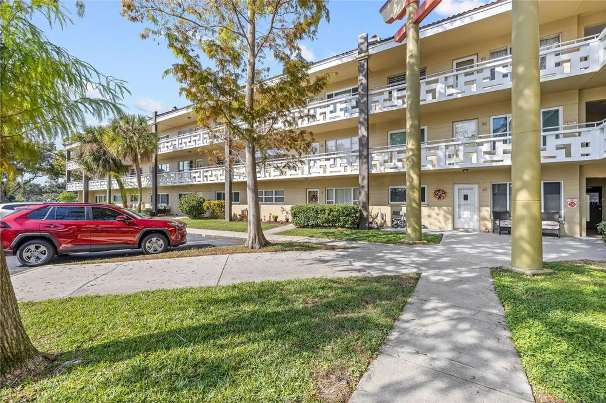 Property Slideshow image 2 of 42 | 2416 world parkway blvd 26, Clearwater, FL, 33763