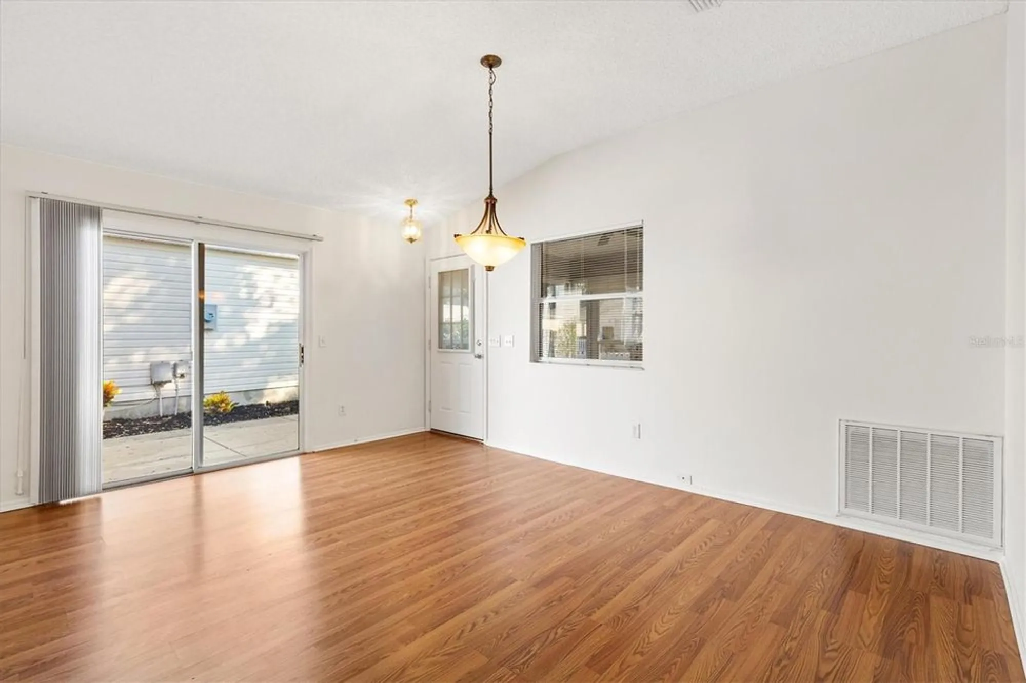 Property Slideshow image 12 of 33 | 428 canterbury ct, The Villages, FL, 32162