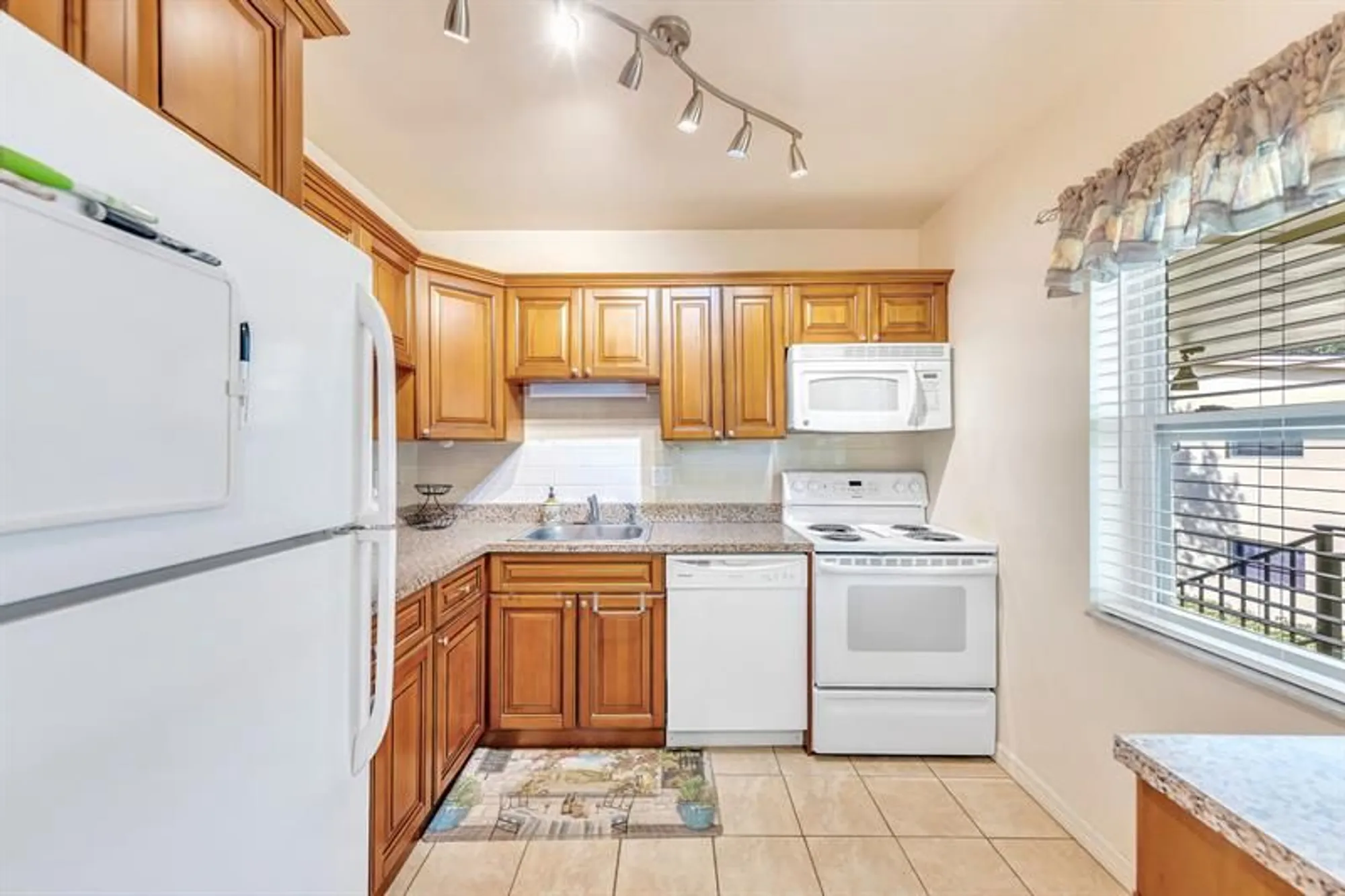 Property Slideshow image 4 of 26 | 231 nw 76th ave 201, Margate, FL, 33063