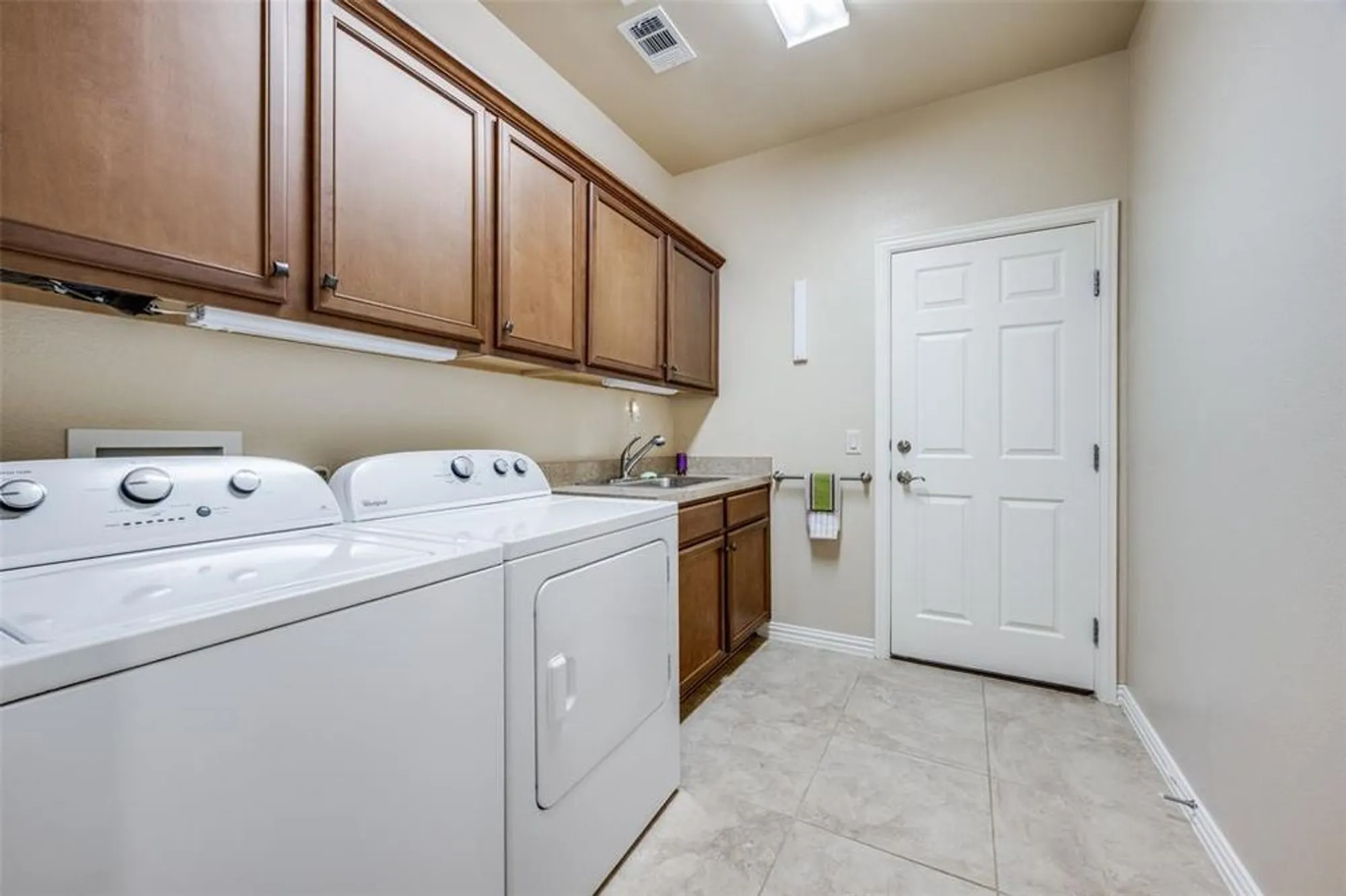 Property Slideshow image 19 of 39 | 11800 southerland dr, Denton, TX, 76207