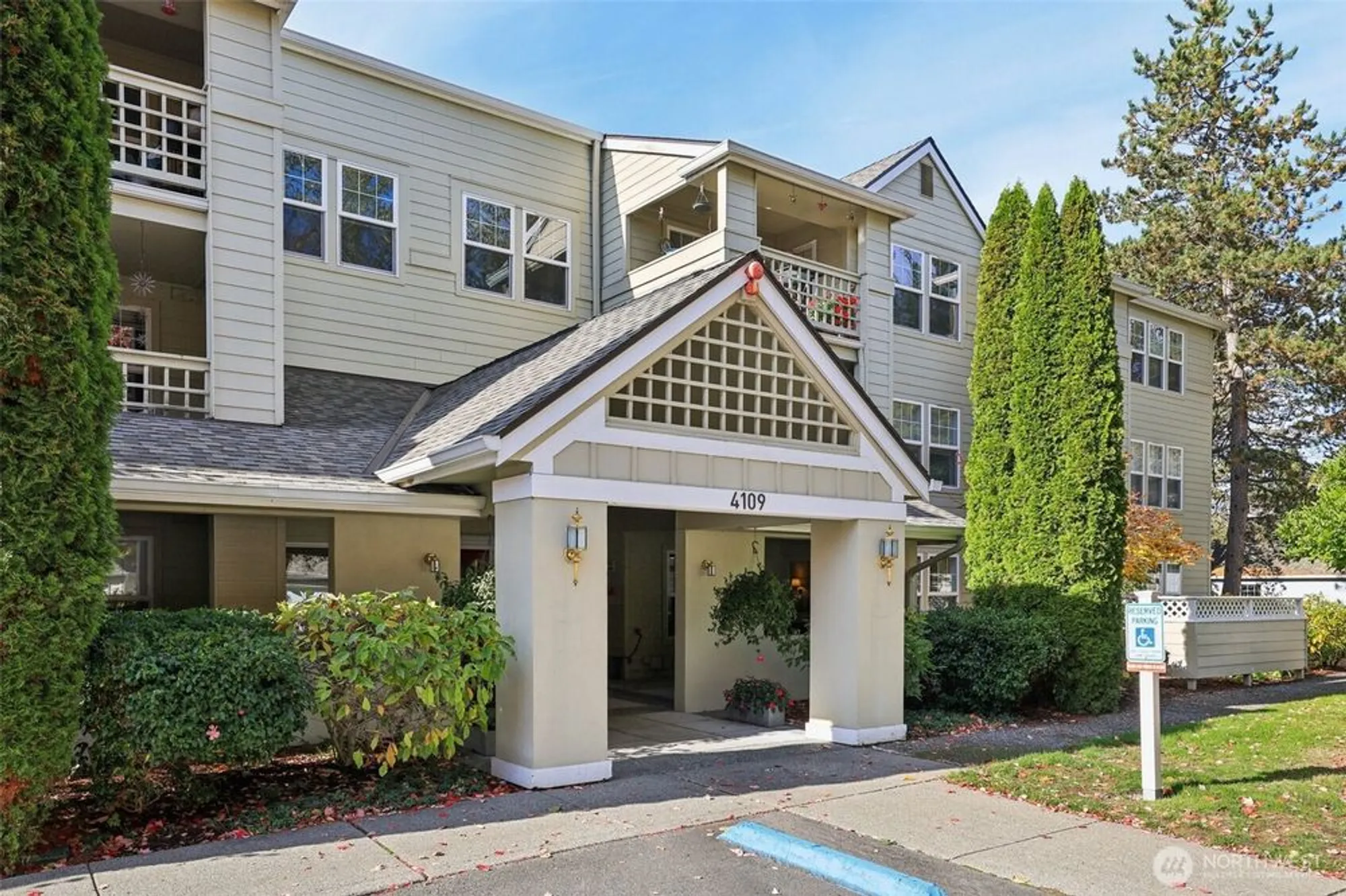Property Slideshow image 1 of 32 | 4109 224th ln 207, Issaquah, WA, 98029