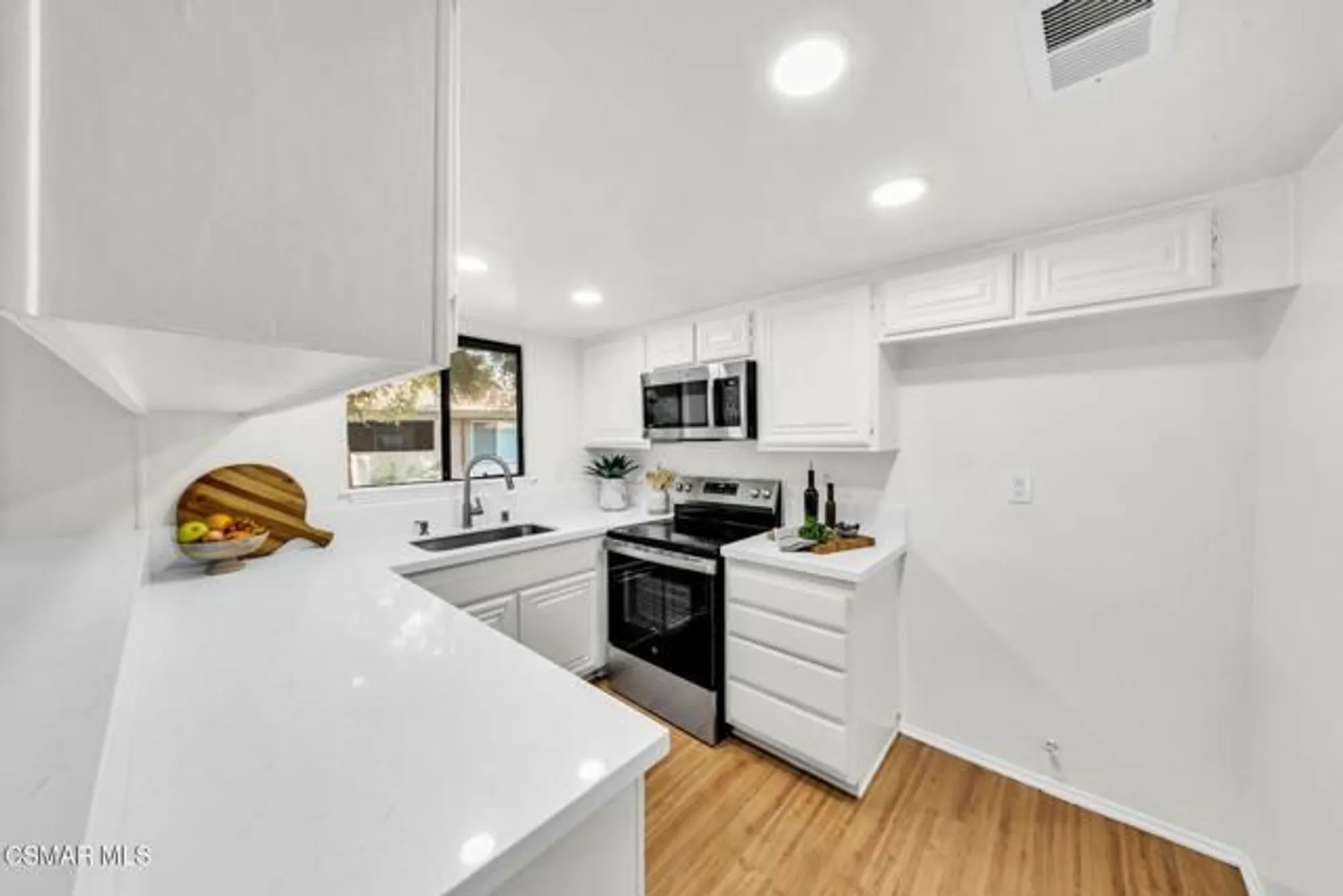 Property Slideshow image 14 of 54 | 769 birchpark cir 203, Thousand Oaks, CA, 91360