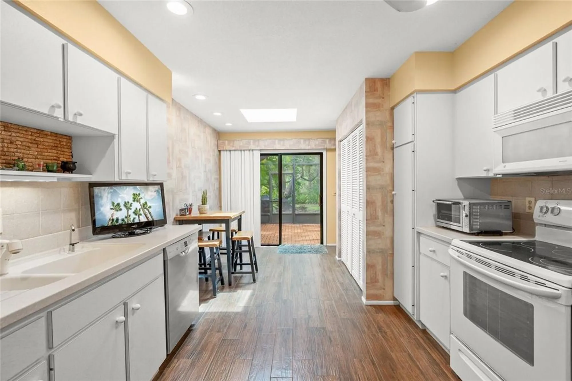 Property Slideshow image 8 of 43 | 4637 willow wood cir 44, Sarasota, FL, 34241