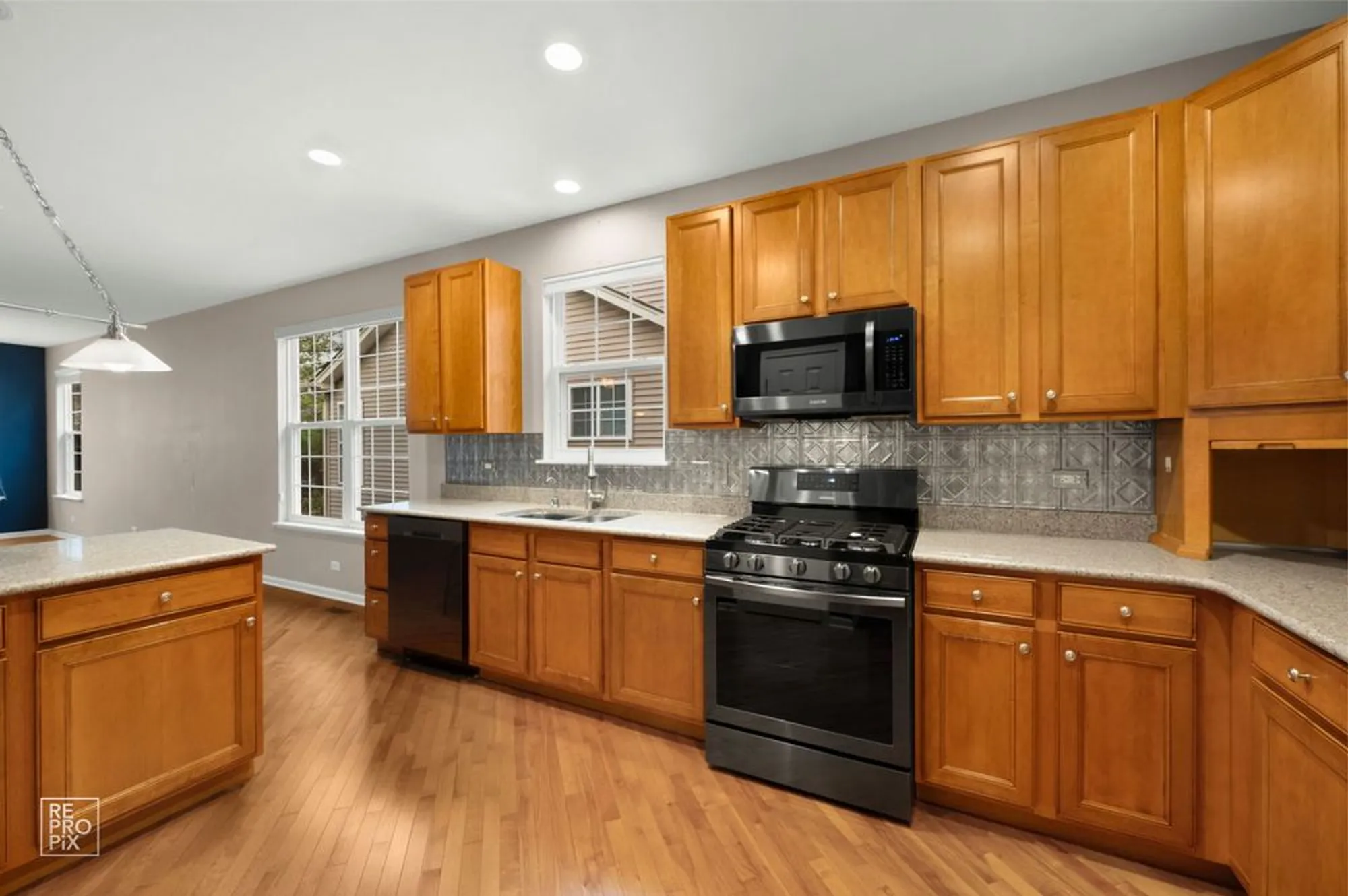 Property Slideshow image 6 of 25 | 1870 hampshire dr, Hoffman Estates, IL, 60192