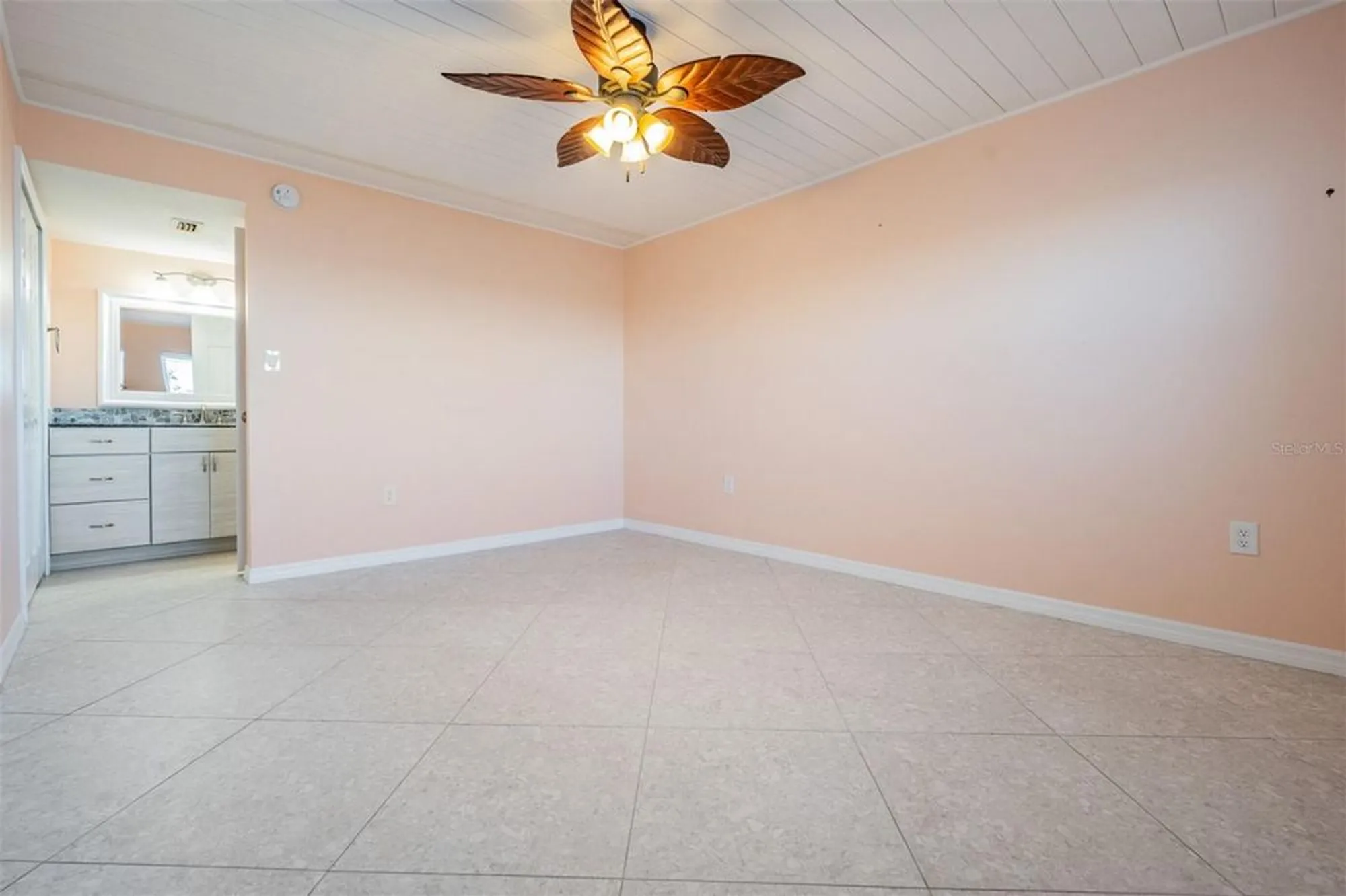 Property Slideshow image 10 of 60 | 9 haig pl 104, Dunedin, FL, 34698