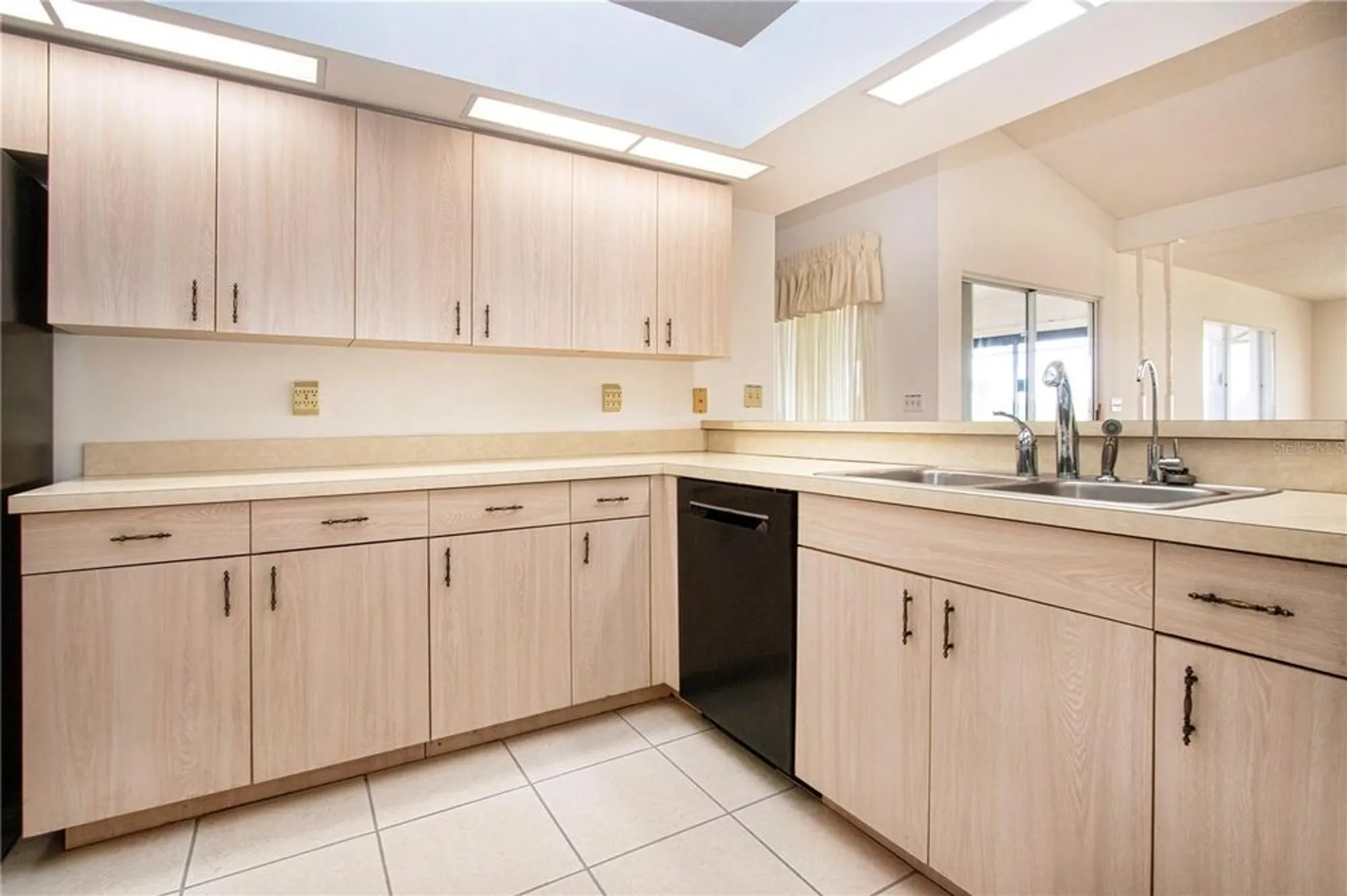 Property Slideshow image 26 of 60 | 2016 new bedford dr, Sun City Center, FL, 33573