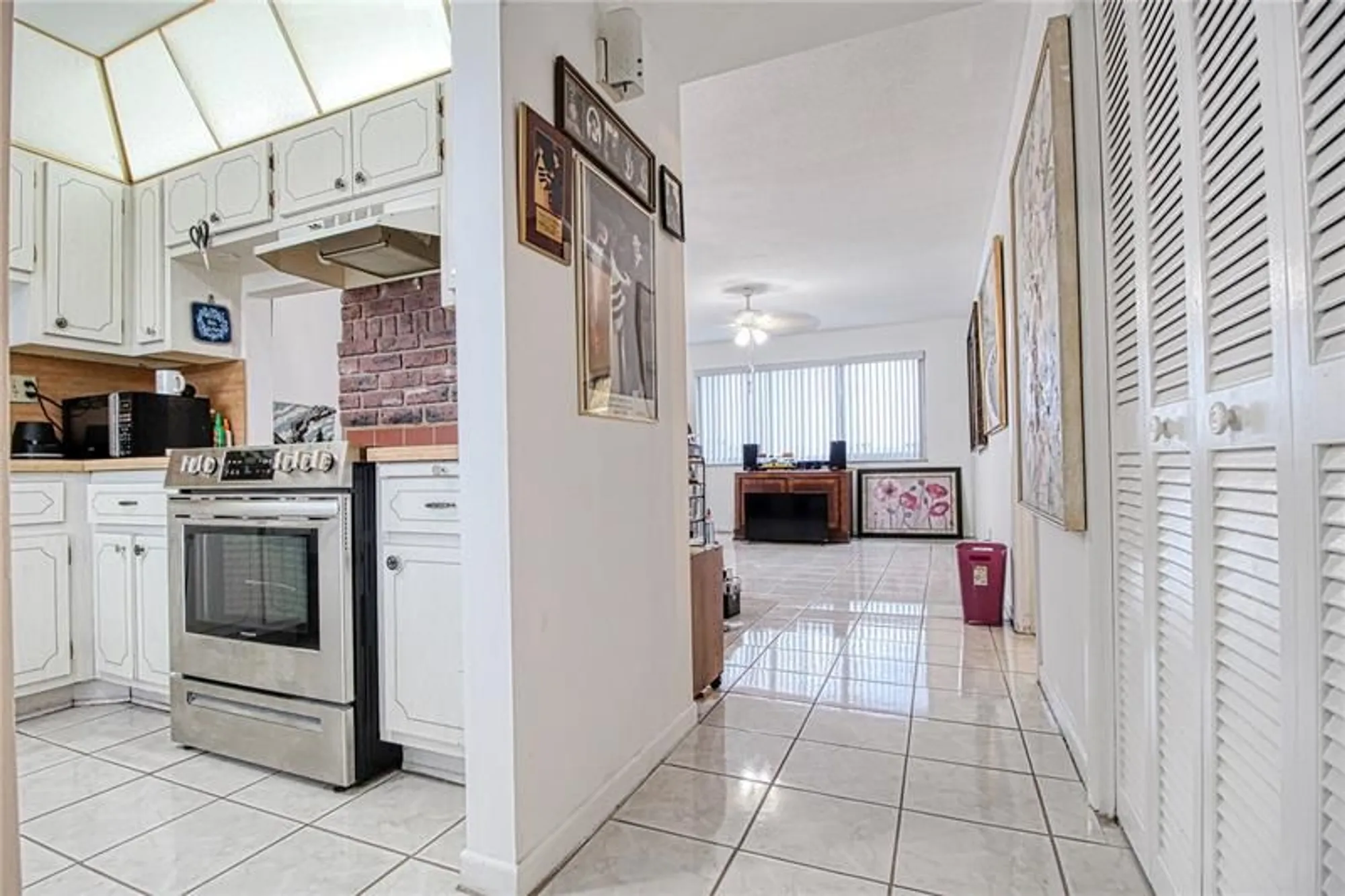 Property Slideshow image 5 of 49 | 2300 park ln 311, Hollywood, FL, 33021