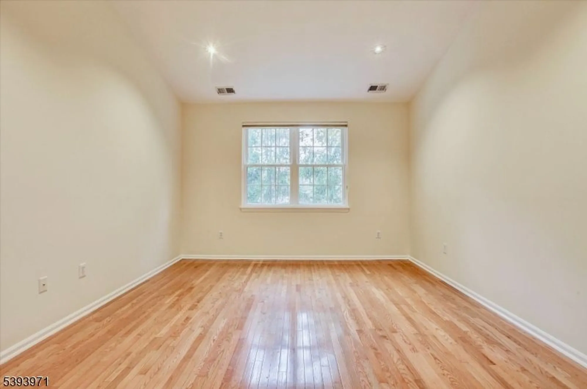 Property Slideshow image 10 of 29 | 13 fernwood ct, Whitehouse Station, NJ, 08889