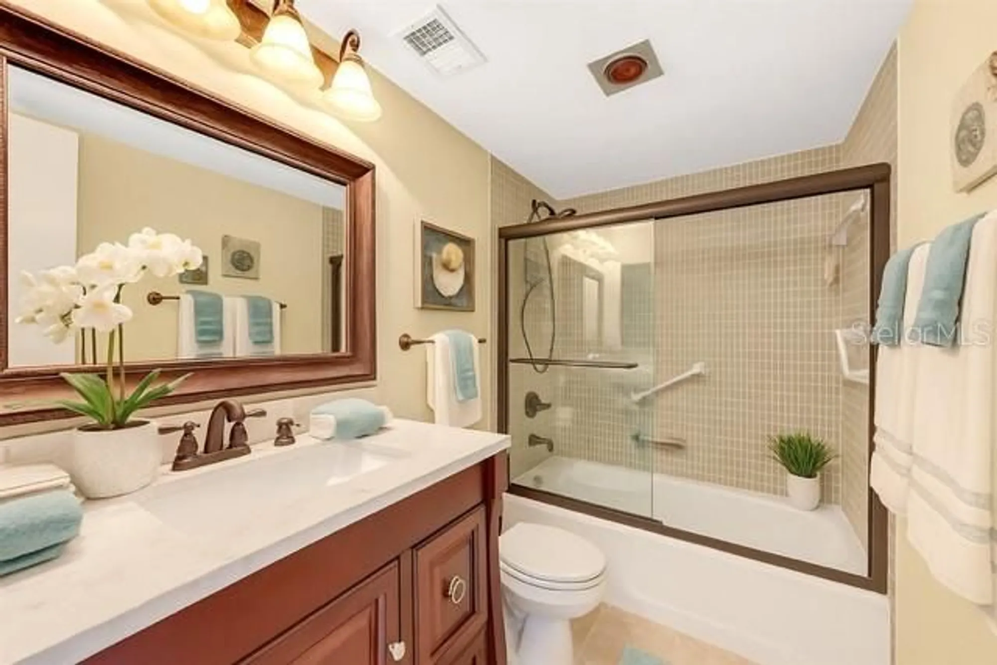 Property Slideshow image 12 of 20 | 1250 n portofino dr apt 408, Sarasota, FL, 34242