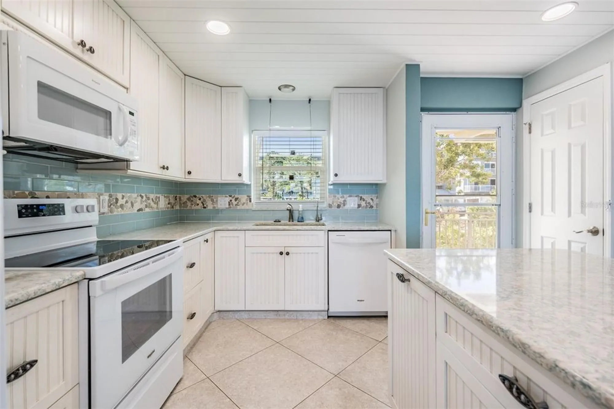 Property Slideshow image 8 of 60 | 9 haig pl 104, Dunedin, FL, 34698