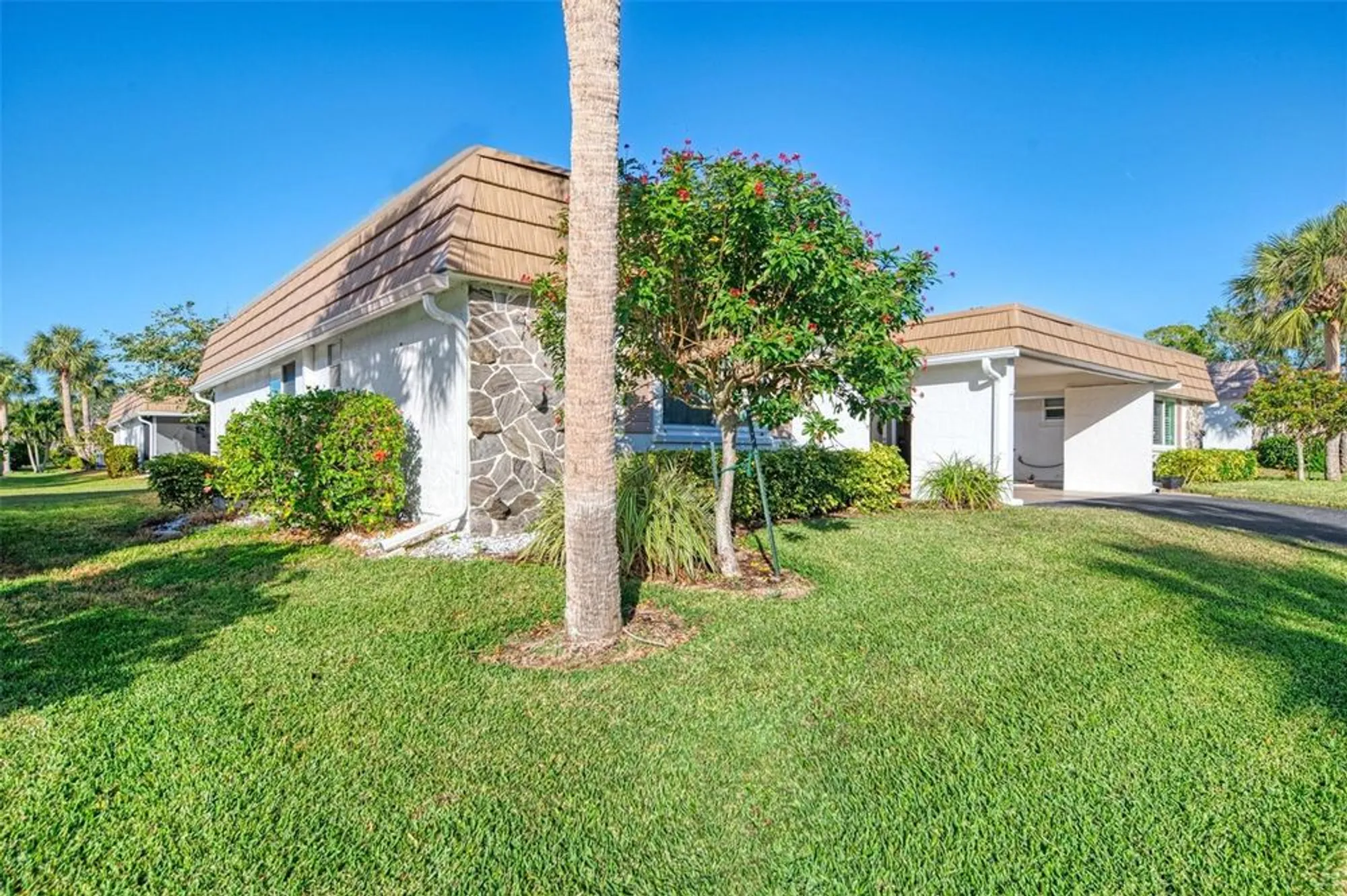 Property Slideshow image 2 of 47 | 2505 riverbluff pkwy # v196, Sarasota, FL, 34231
