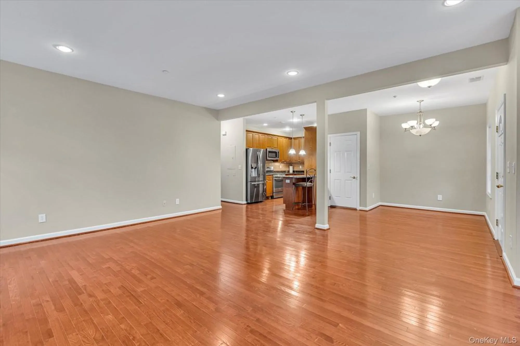 Property Slideshow image 5 of 24 | 119 autumn dr, Plainview, NY, 11803