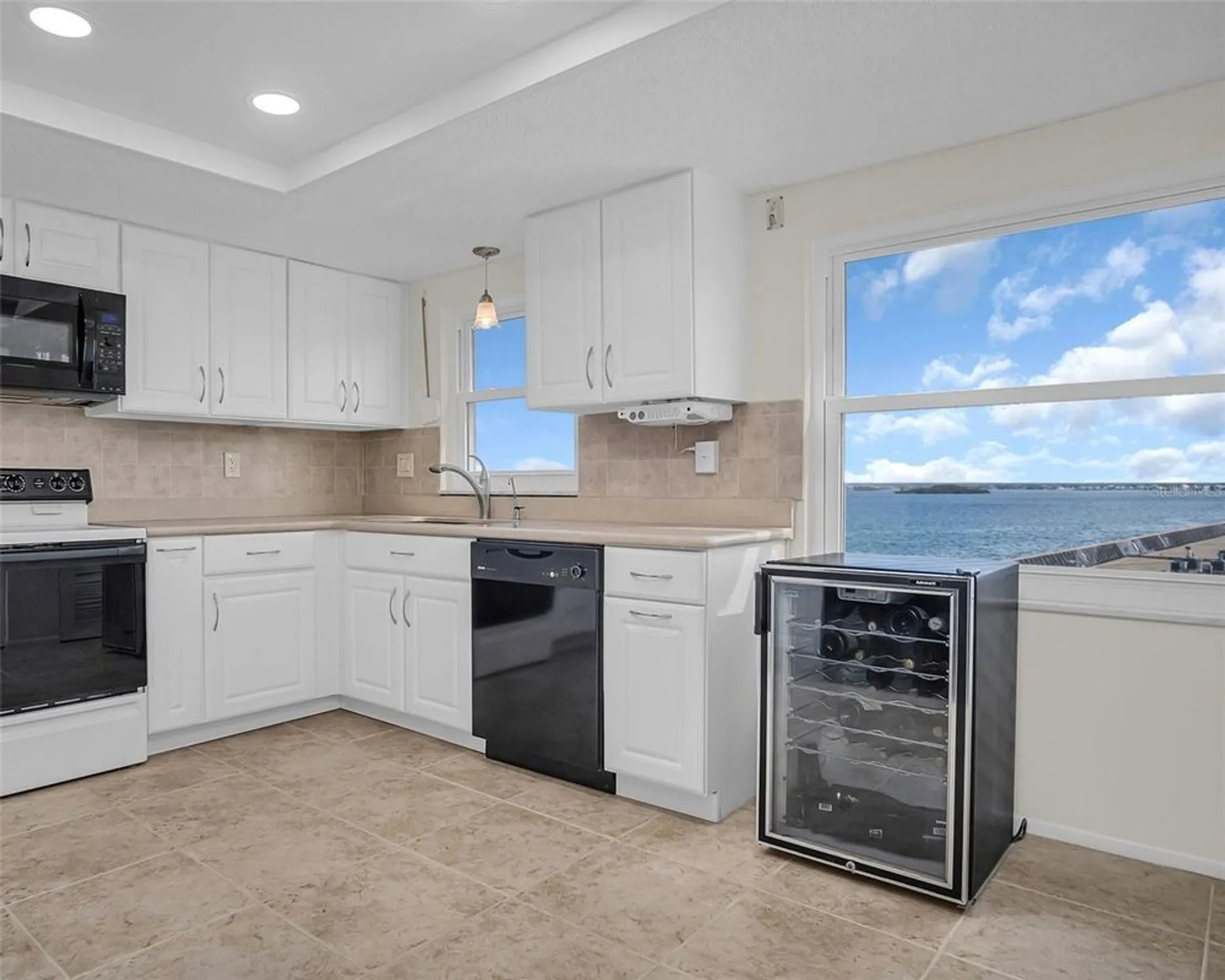 Property Slideshow image 10 of 31 | 9 haig pl 612, Dunedin, FL, 34698